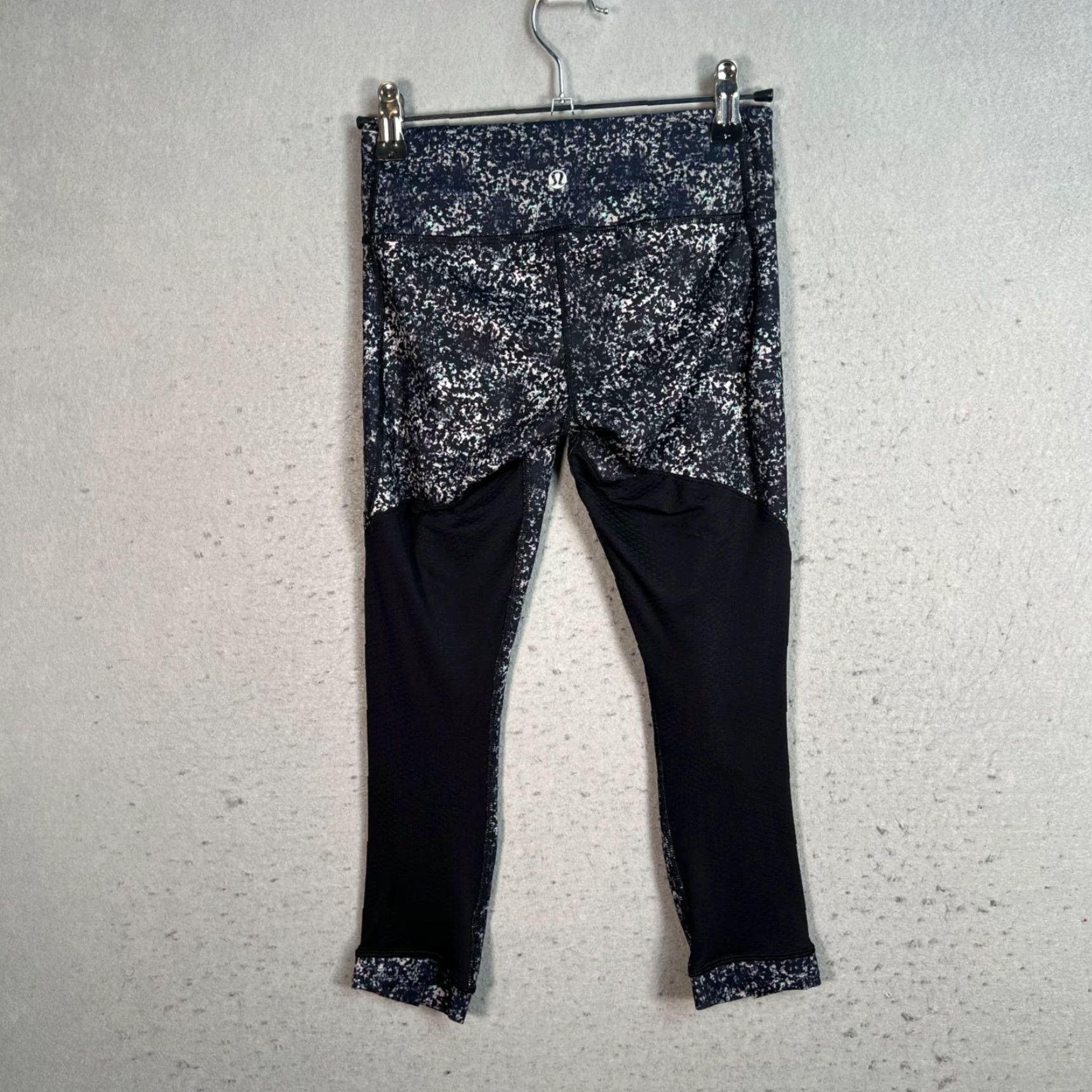 Lululemon VINTAGE Lululemon High-Waisted Black & Speckled Cropped Leggings Womens Size 2 Size 26" / US 2 / IT 38 - 2 Thumbnail