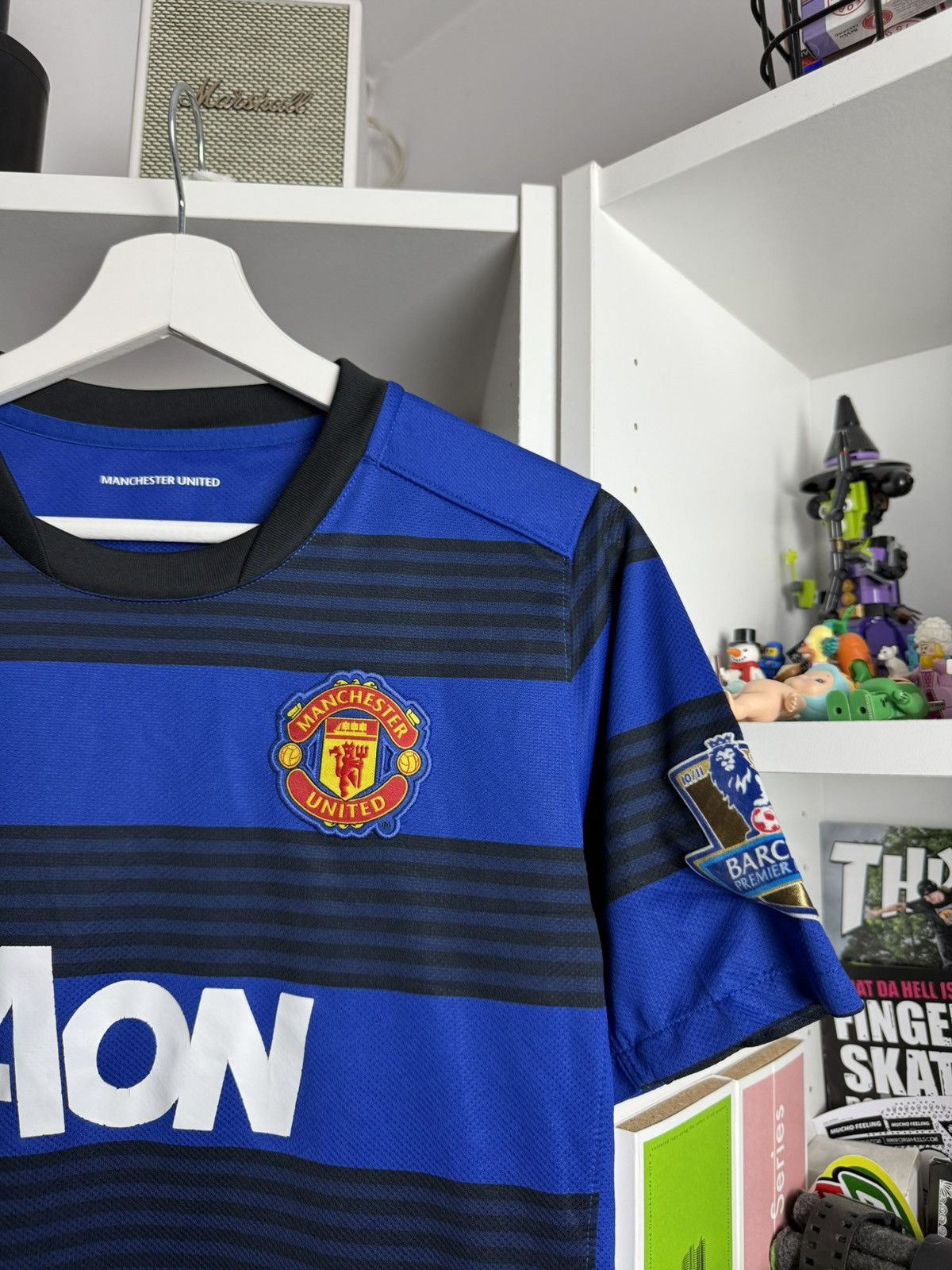 Nike Nike Manchester United 12/13 Young away football jersey Size US S / EU 44-46 / 1 - 6 Thumbnail
