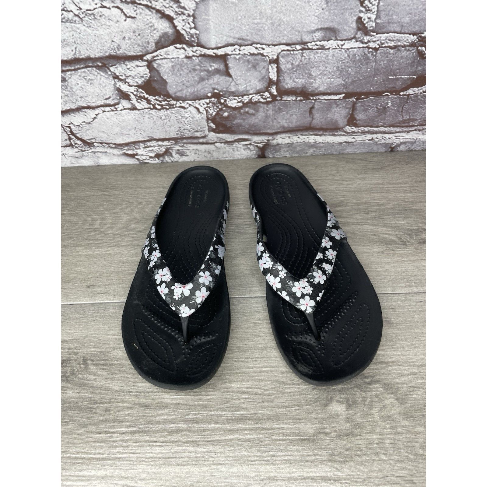 Crocs Crocs Kaydee II Gray Floral Seasonal Thong FlipFlops Sandals Size US 7 / IT 37 - 12 Thumbnail