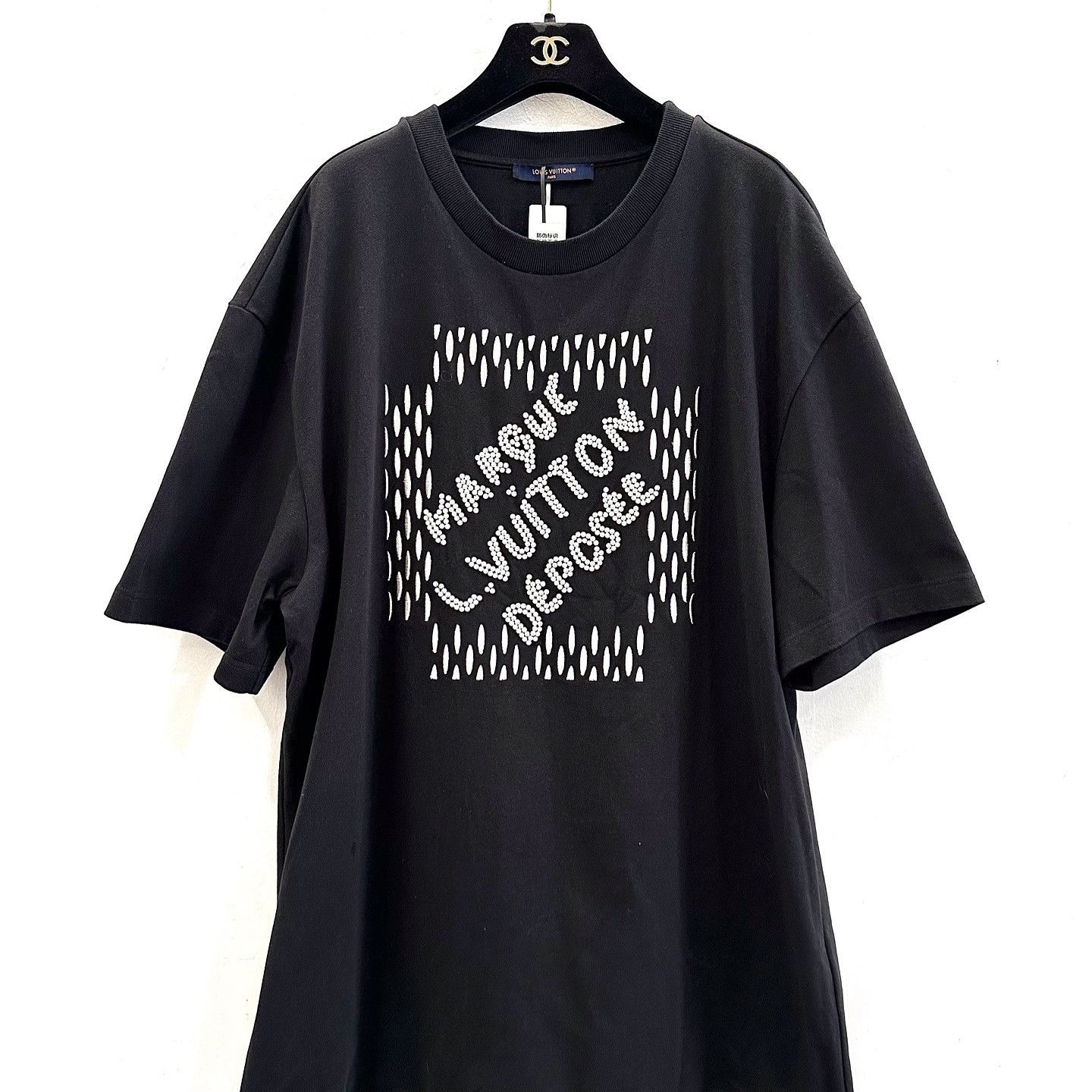 Louis Vuitton Louis Vuitton Beaded Graphic T-Shirt Size XL Size US XL / EU 56 / 4 - 1 Thumbnail