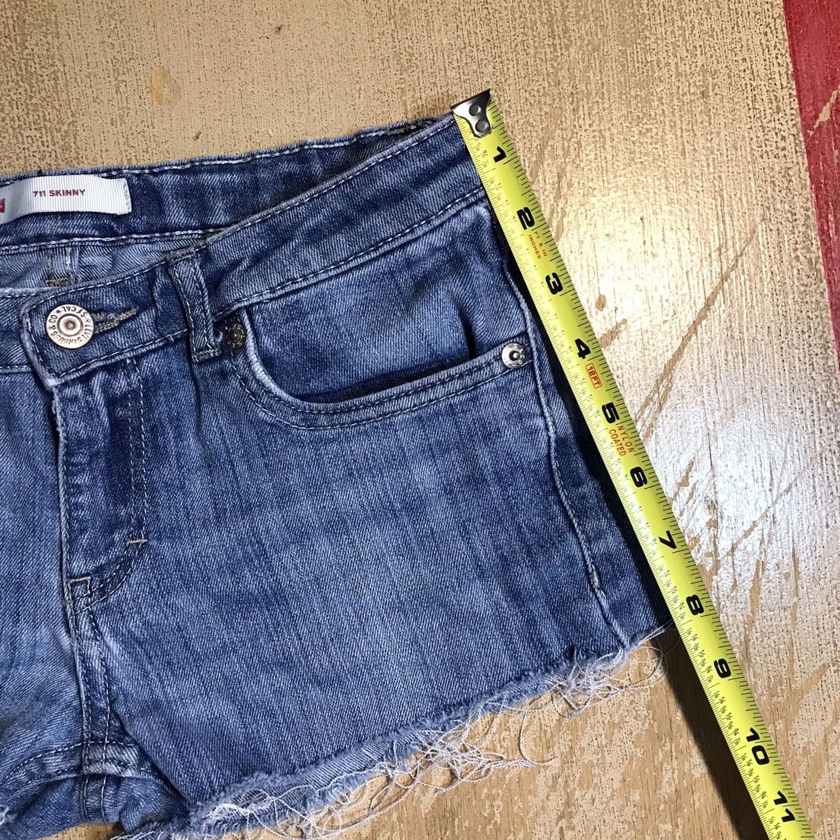 Levi's Levi's Shorts Women Slim Cut-Off Light Blue Denim 2 Inseam 26 Inseam 5-Pocket Zip Button Logo Size 26" / US 2 / IT 38 - 7 Thumbnail