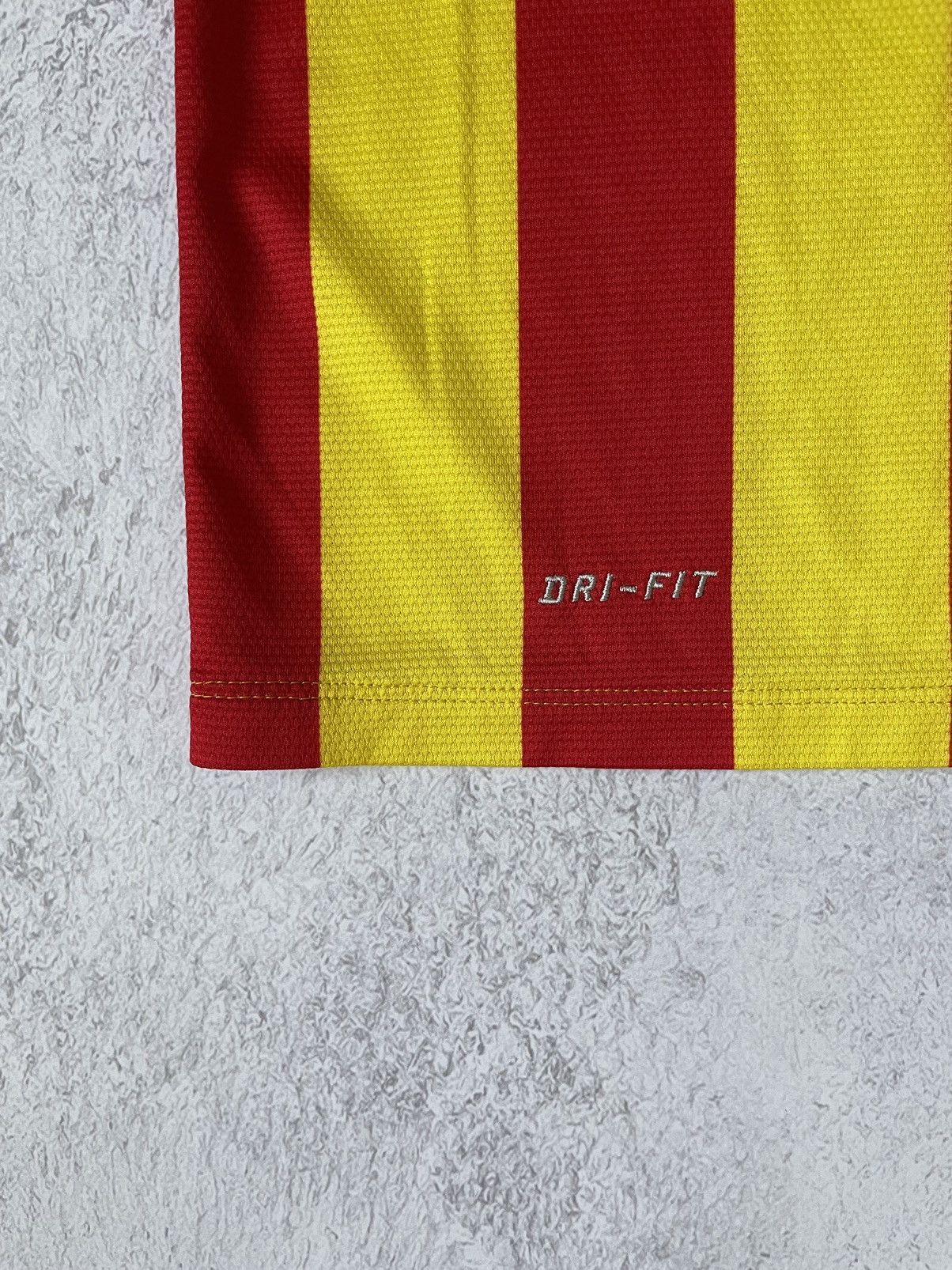 Nike FC Barcelona 2013-2014 Away Football Soccer Shirt Jersey Size US M / EU 48-50 / 2 - 9 Thumbnail