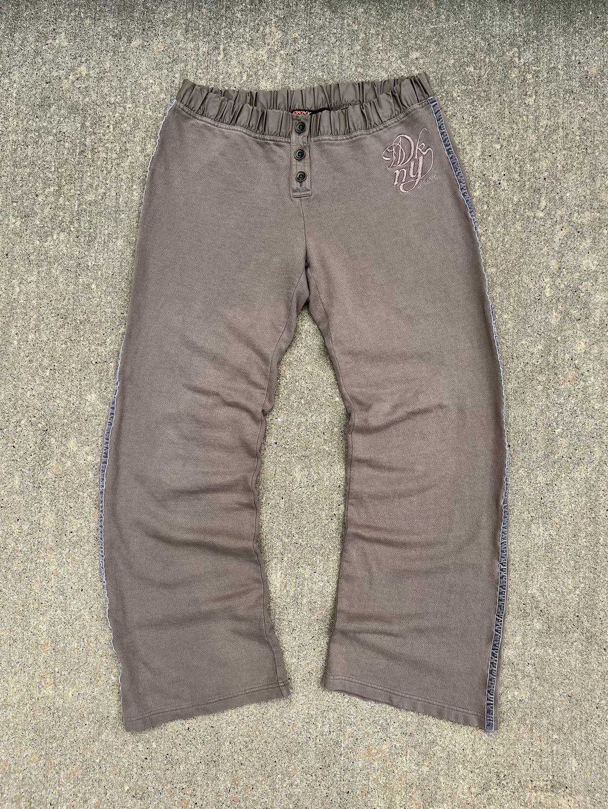 DKNY × Japanese Brand × Vintage WMNS VINTAGE Y2K DKNY ACTIVE FLARED SWEATPANTS Size 30" / US 8 / IT 44 - 1 Thumbnail