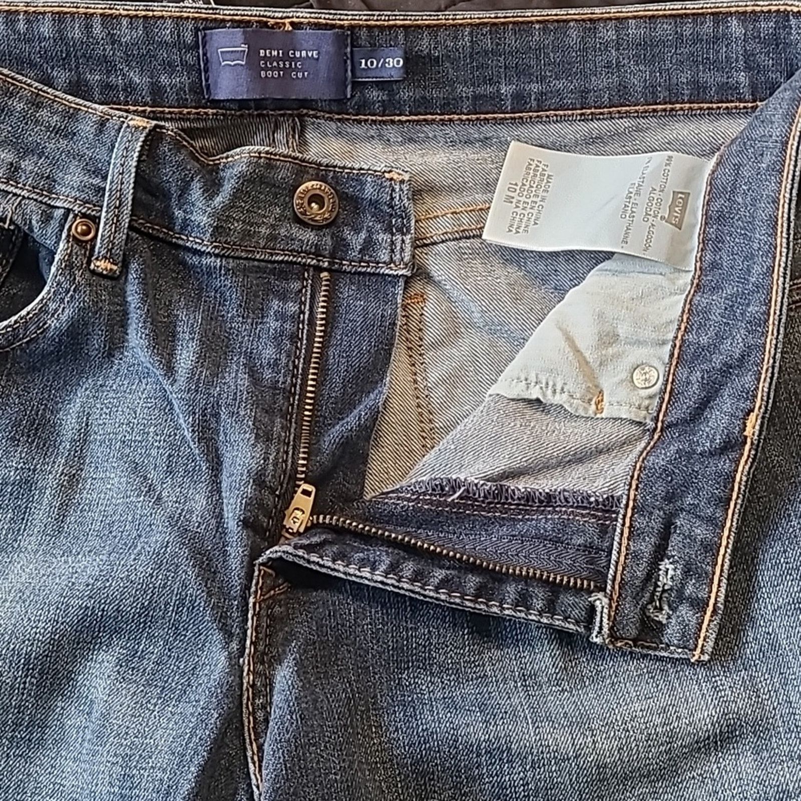 Levi's Women's size 10 M Levi's dark wash demi curve denim jeans Size 32" / US 10 / IT 46 - 3 Thumbnail