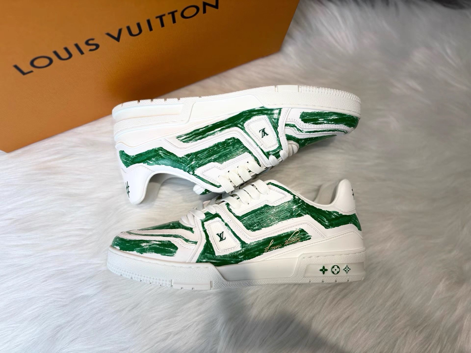 Louis Vuitton Louis Vuitton Artisan Graffiti White Green Sneakers K36 Size US 9.5 / EU 42-43 - 7 Thumbnail