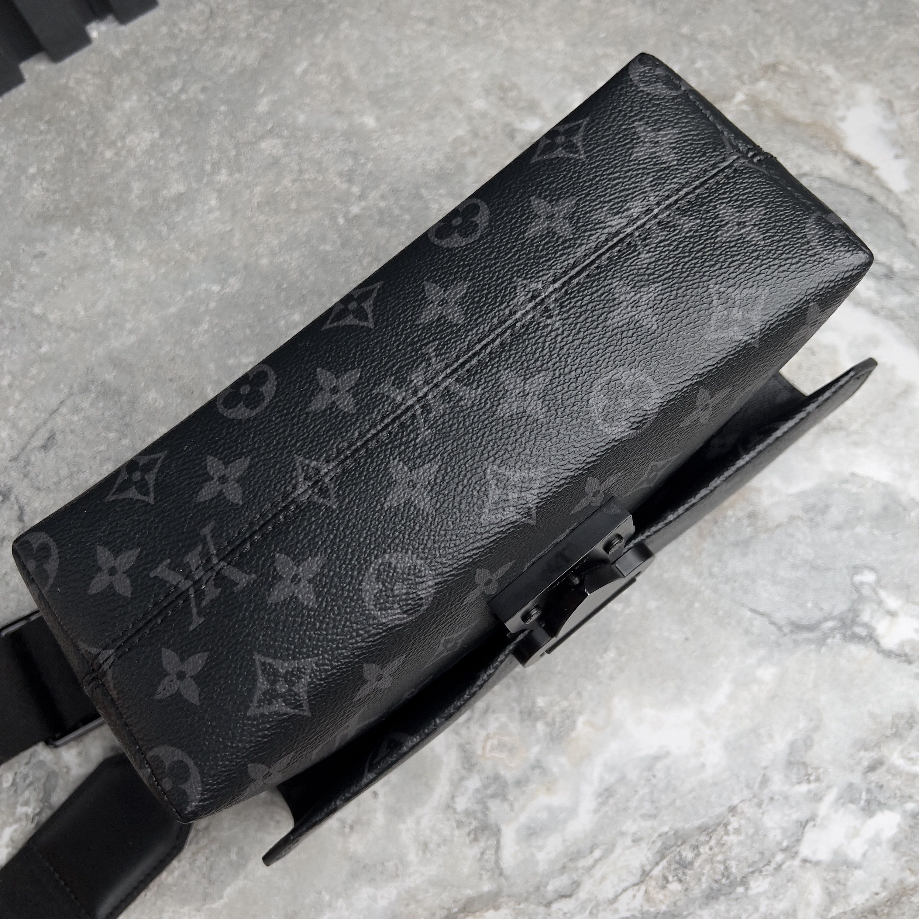 Louis Vuitton Louis Vuitton S-Cape Messenger Shoulder Bag Monogram Eclipse Size ONE SIZE - 7 Thumbnail