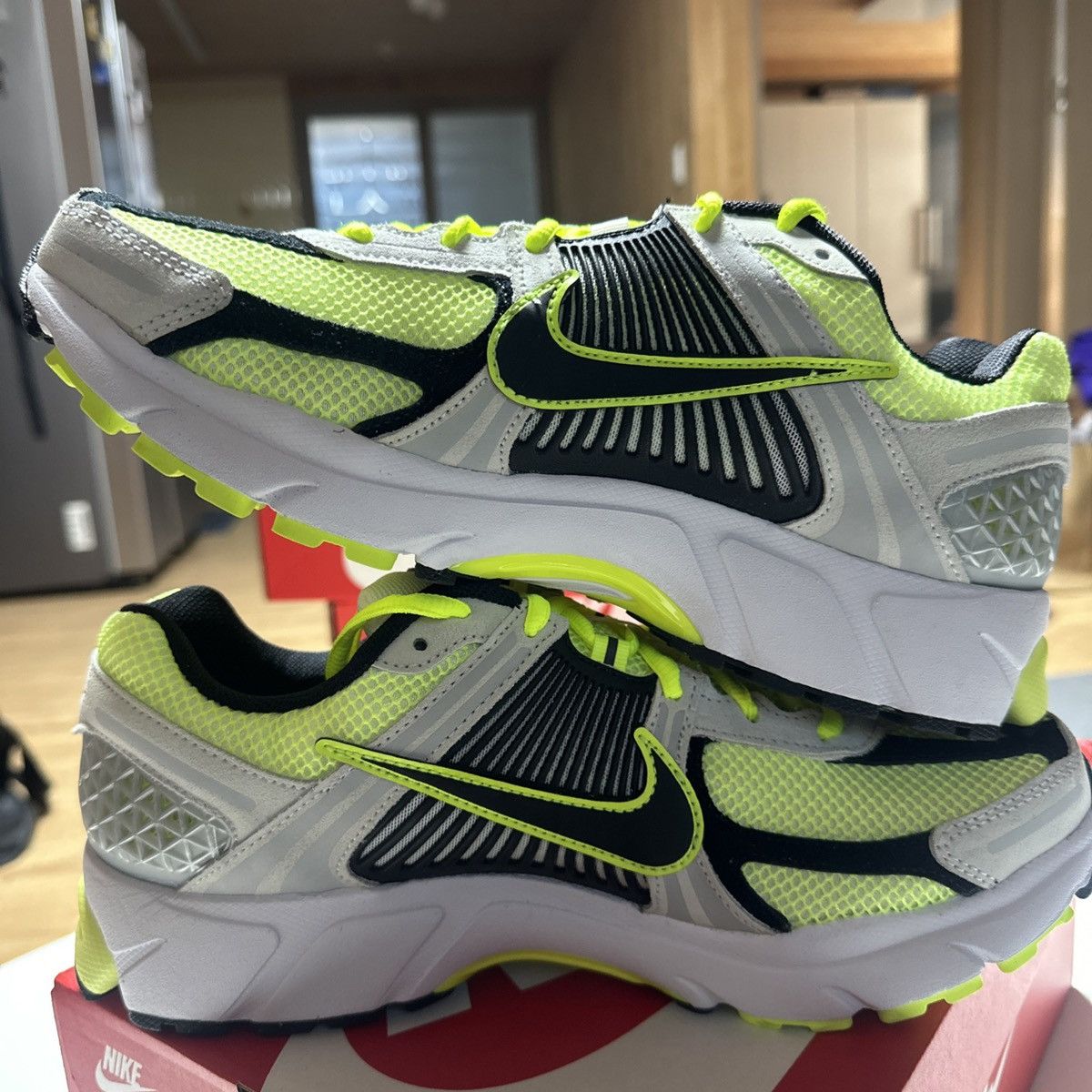 Nike *NEW* SZ 10.5 MENS, 12 WMNSN VOMERO 5 LIFE LIME VOLT/ NEON Size US 10.5 / EU 43-44 - 3 Thumbnail