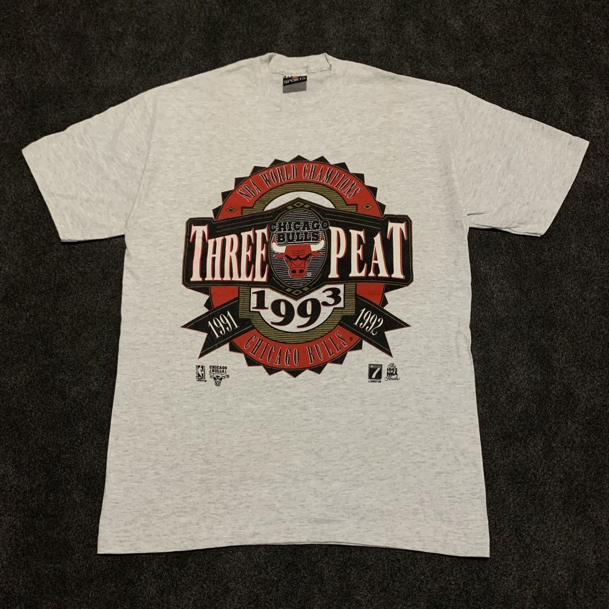 Vintage Vintage 1993 Chicago Bulls "THREE-PEAT" NBA World T-Shirt Size US L / EU 52-54 / 3 - 1 Thumbnail