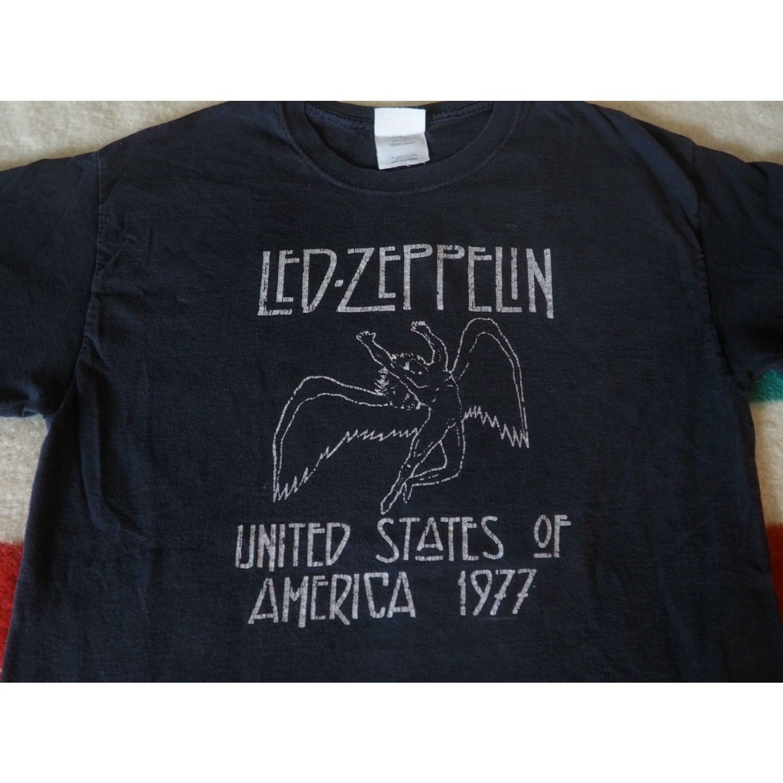 Hanes Hanes LED Zepellin USA Tour 1977 Black Graphic Band Tee T-Shirt M VINTAGE Hanes Shirt Unisex Short Sleeve Cotton 2000s Decade Mens Womens Boys Girls Size US M / EU 48-50 / 2 - 3 Thumbnail
