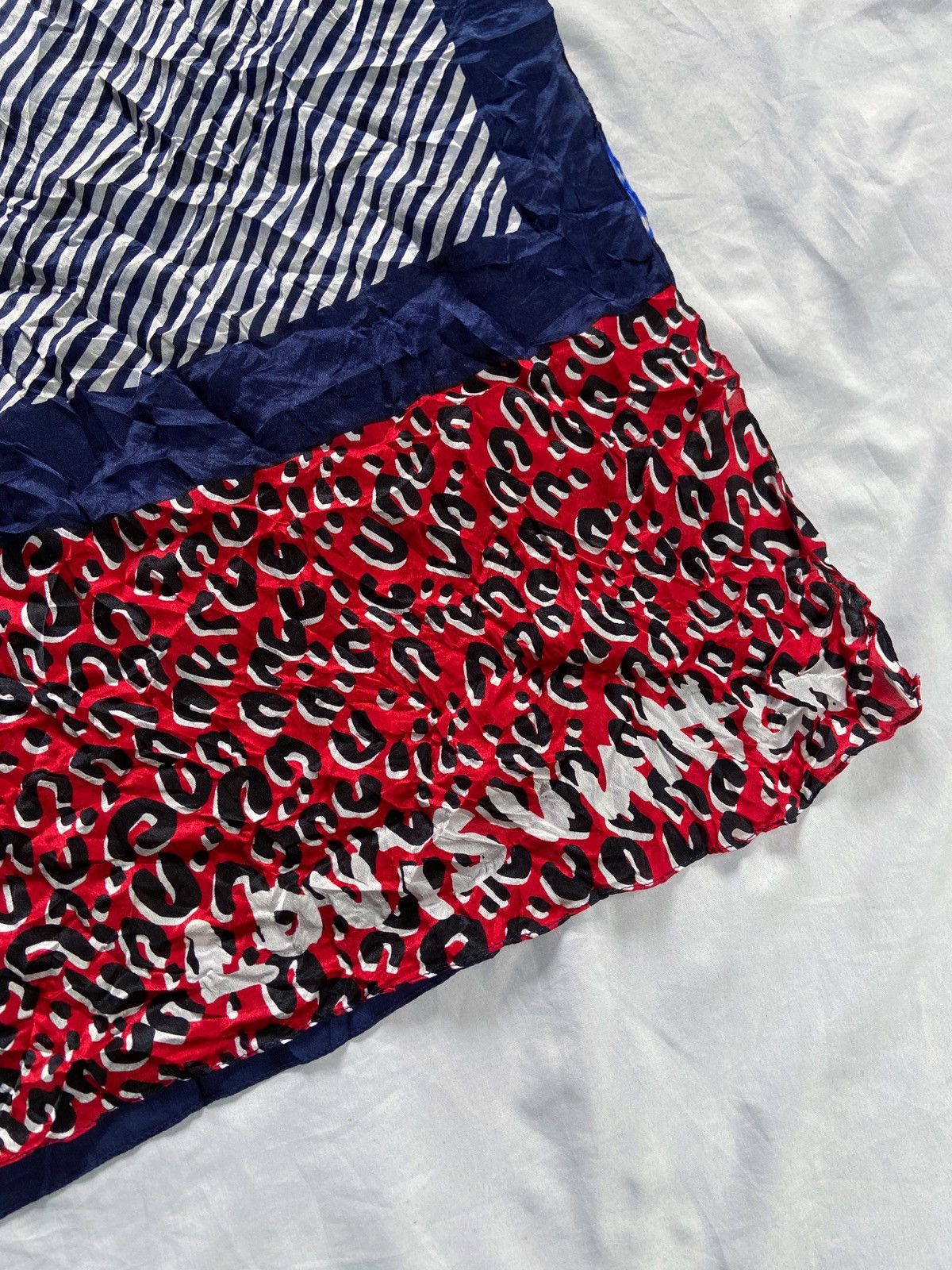 Louis Vuitton LOUIS VUITTON PATTERN SILK SCARF Size ONE SIZE - 12 Thumbnail
