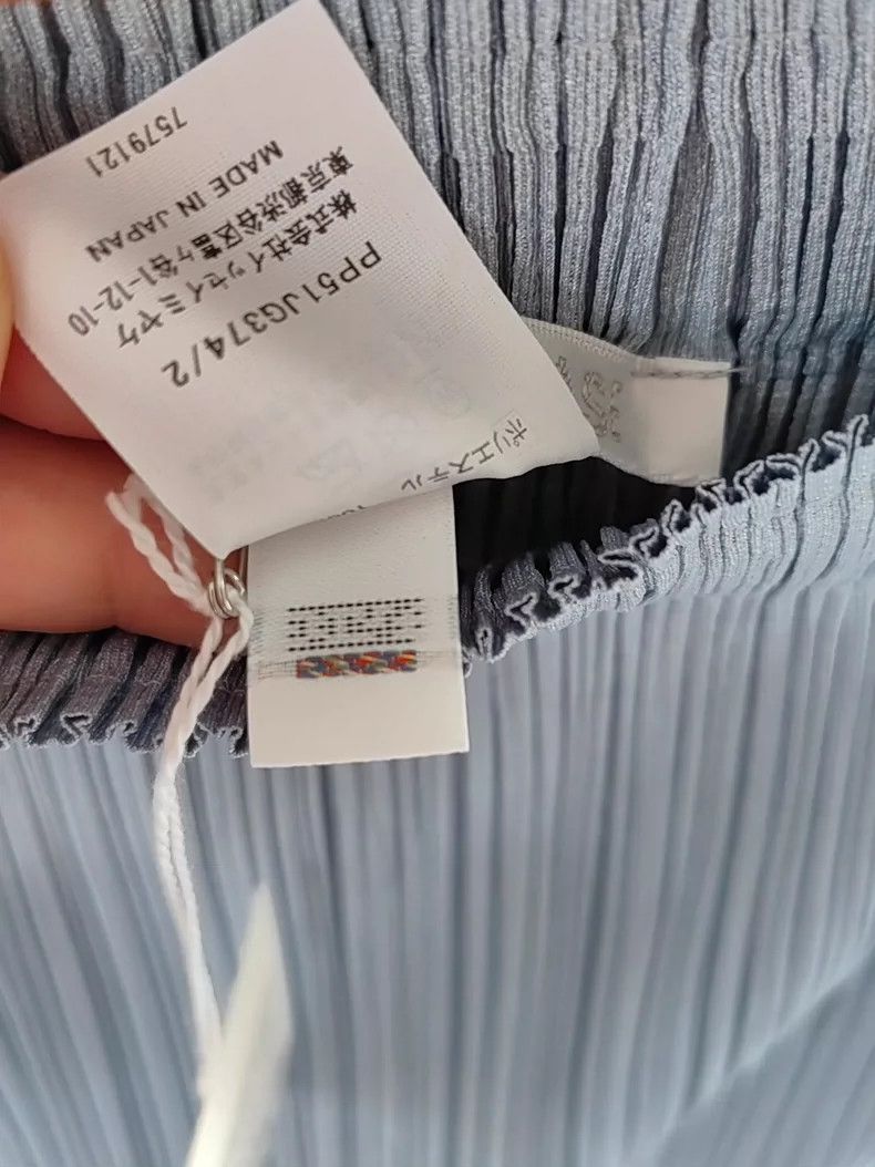 Issey Miyake Issey Miyake size:2 Light grey pleated skirt Size 22" - 6 Thumbnail