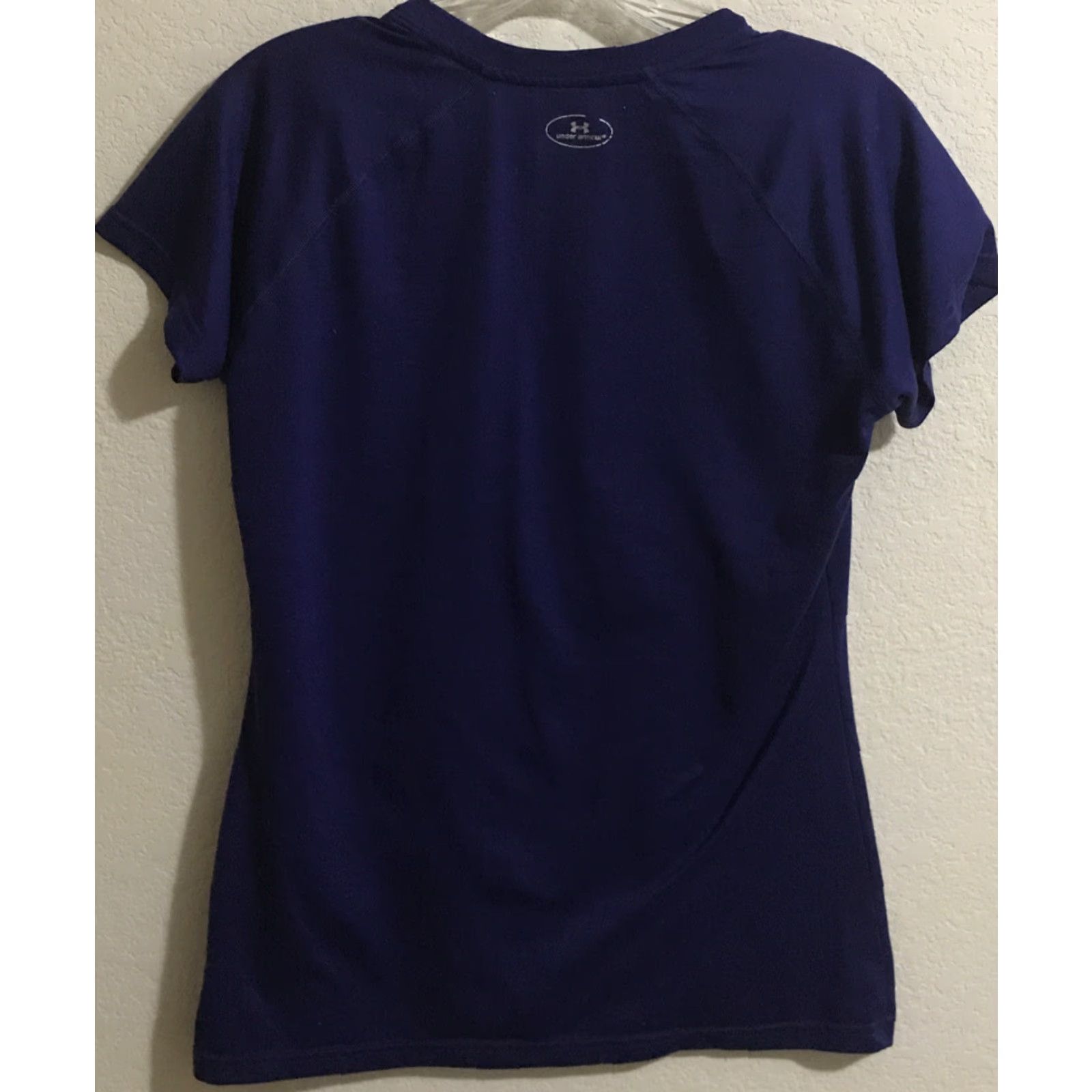 Under Armour Under Armour Shirt Women Purple V-Neck Semi-fitted Short Sleeve Size Small B755 Size S / US 4 / IT 40 - 2 Thumbnail