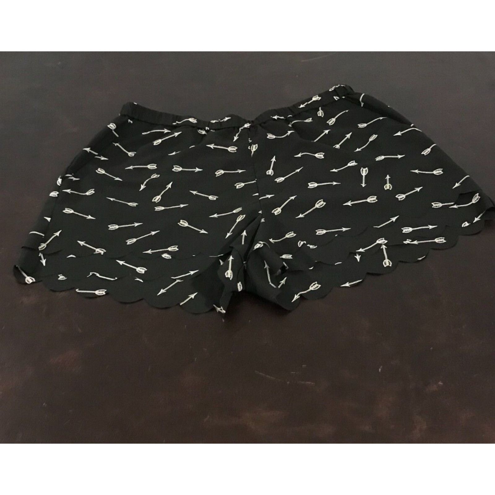 Anthropologie ANTHROPOLOGIE Eloise Black and White Arrow Print Shorts Size 30" / US 8 / IT 44 - 1 Thumbnail