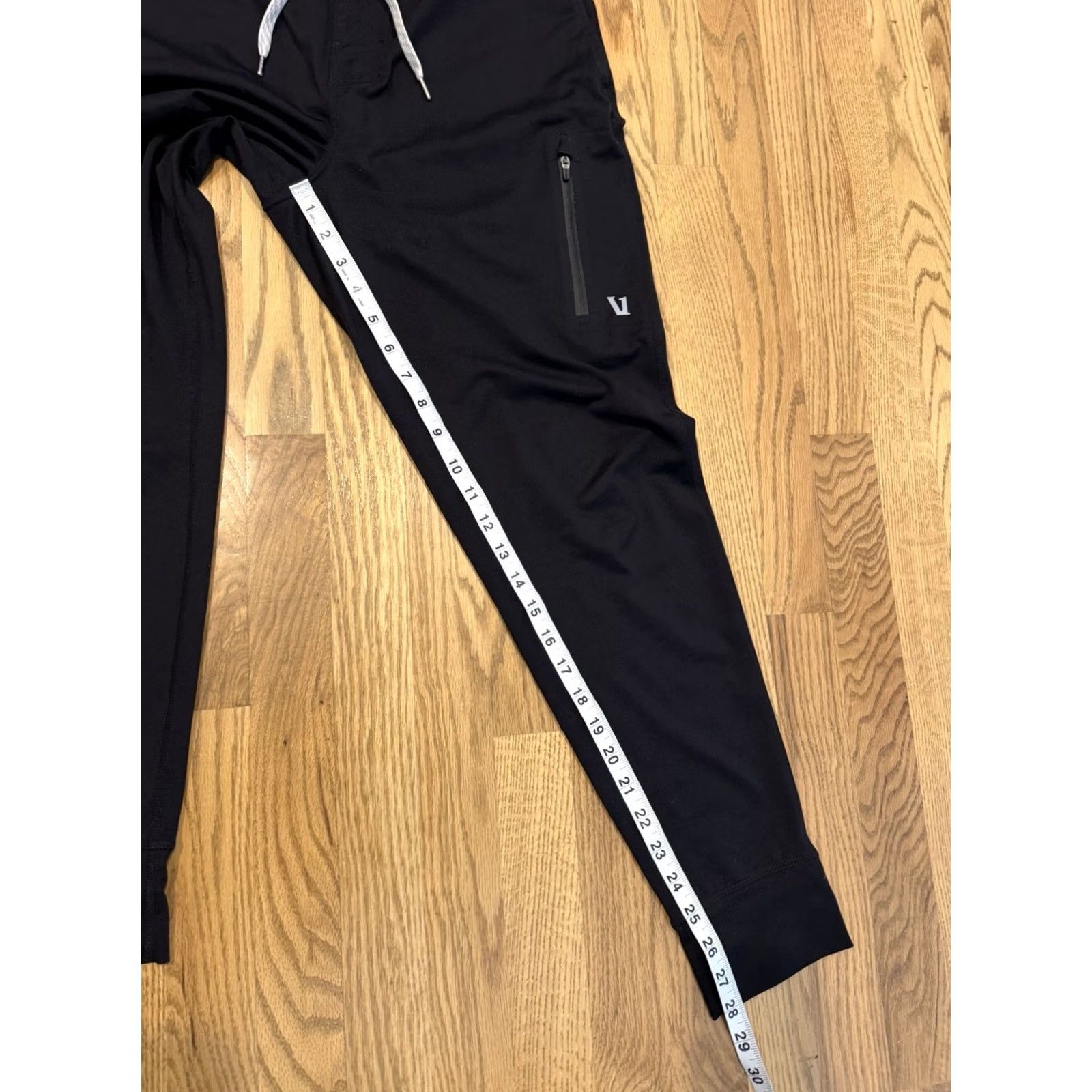Vuori Vuori Sunday Performance Jogger Men’s Size S Black V416 Jogger Activewear Pockets Breathable Elastic Waist Inseam 28 in Sports Athleisure Outdoor Size US 29 - 8 Thumbnail