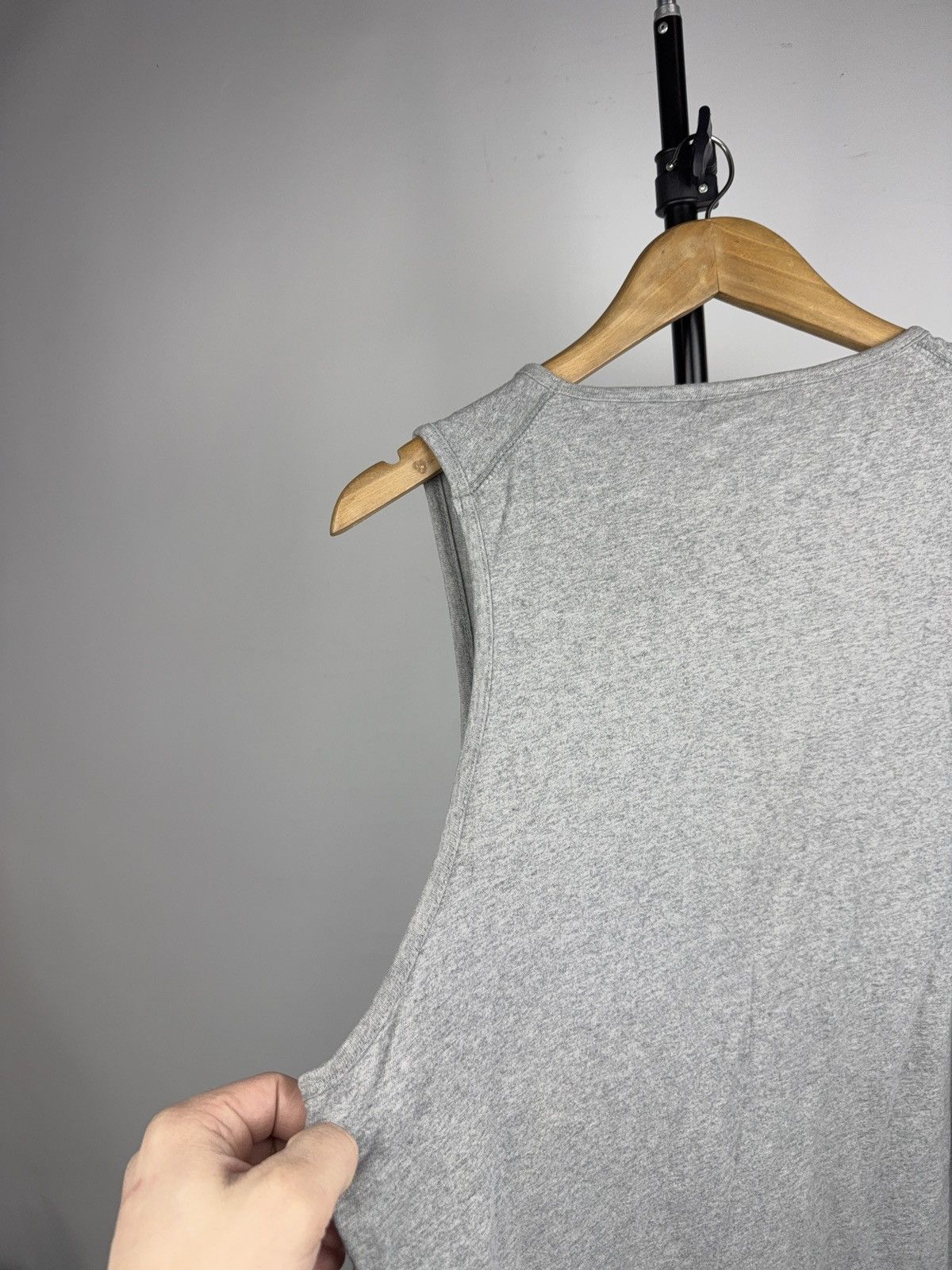 Nike 00s Vintage Nike Minimalist Sleeveless Tank Top Grey Swoosh Size US L / EU 52-54 / 3 - 9 Thumbnail