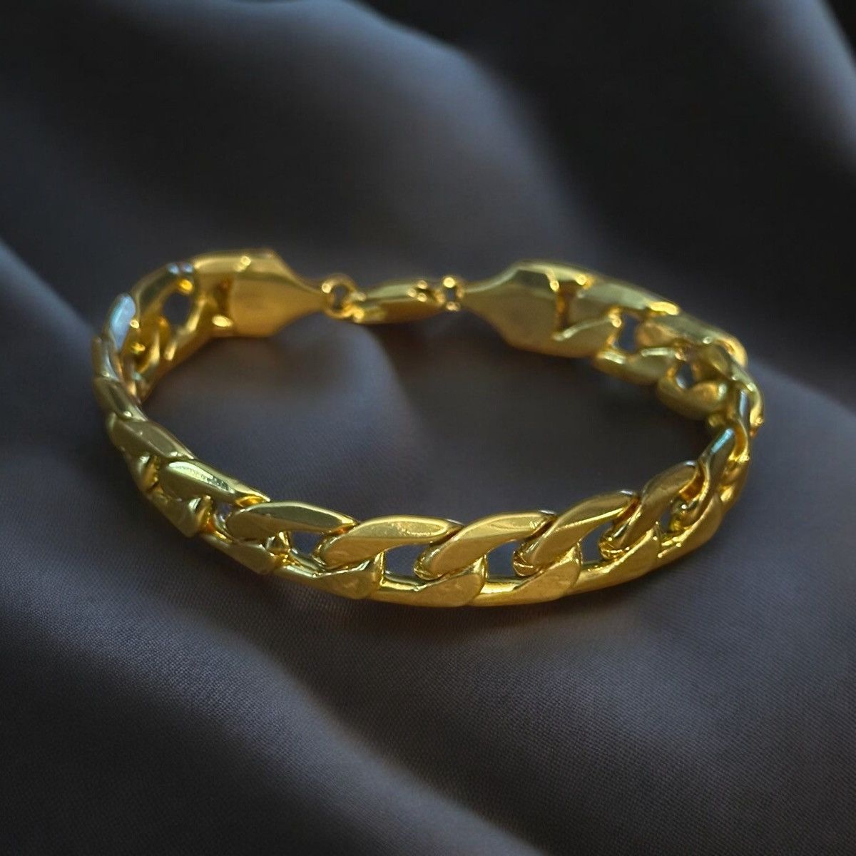 Other Unisex gold tone chunky Cuban link chain bracelet Size ONE SIZE - 1 Thumbnail