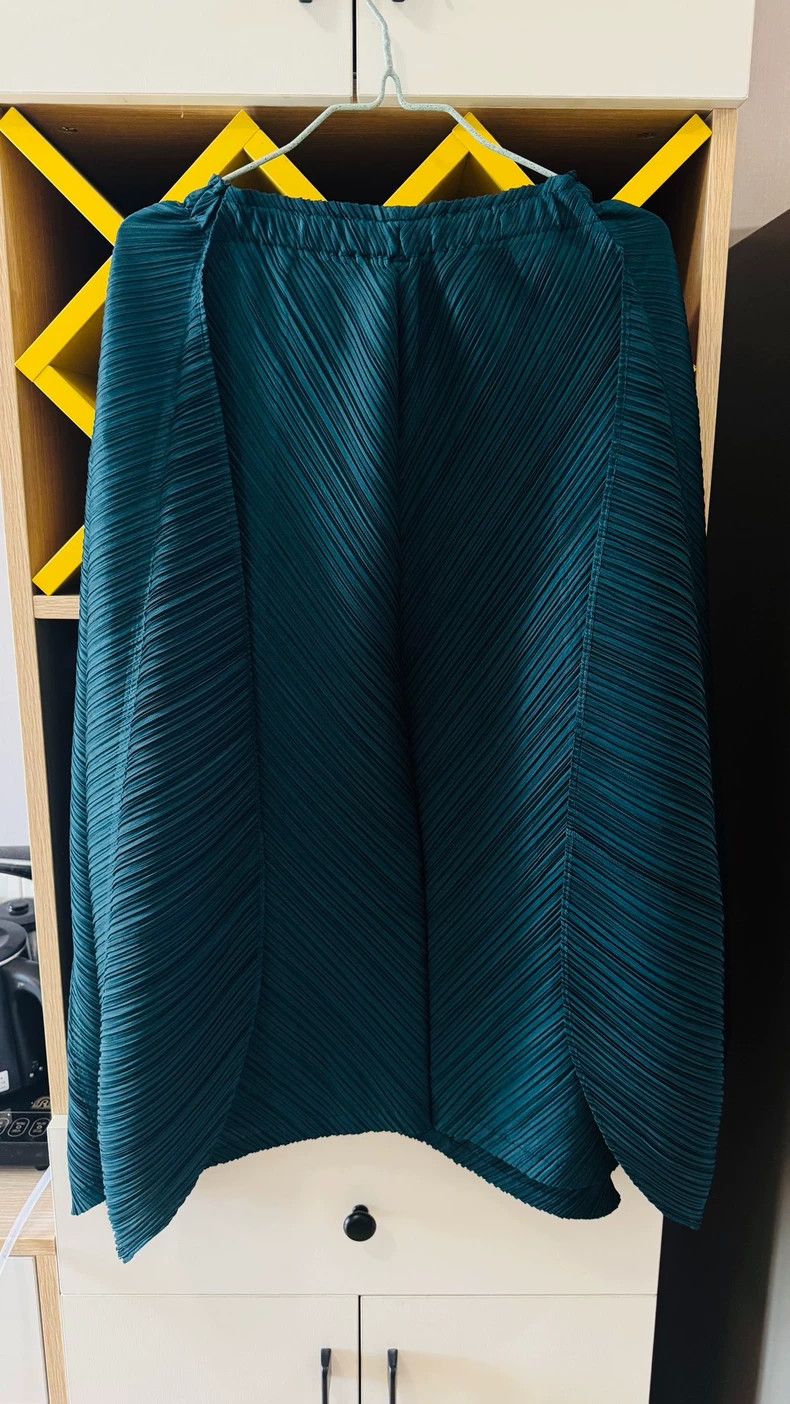 Issey Miyake Issey Miyake size:3 Dark green pleated skirt Size 31" - 1 Thumbnail