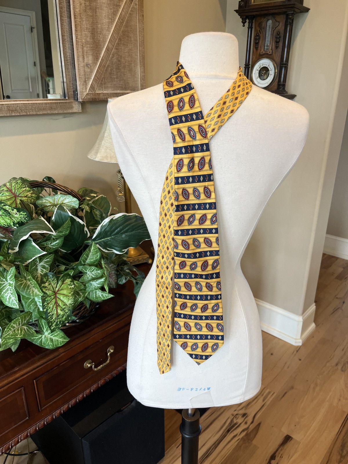 Tommy Hilfiger Vintage Tommy Hilfiger Silk Tie Gold Print Size ONE SIZE - 1 Thumbnail