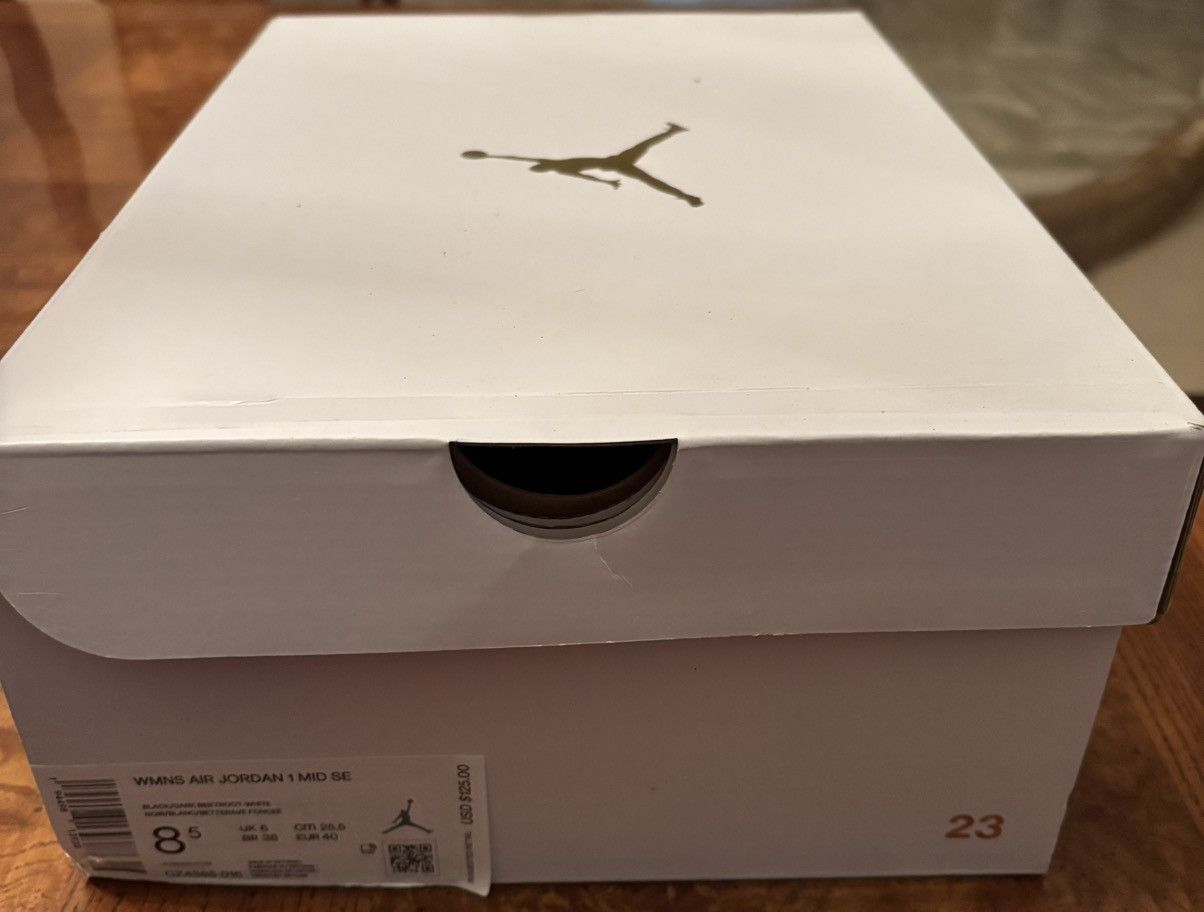 Jordan Brand Wmns Air Jordan 1 Mid SE 'Gold Pendants' Size US 8.5 / IT 38.5 - 7 Thumbnail