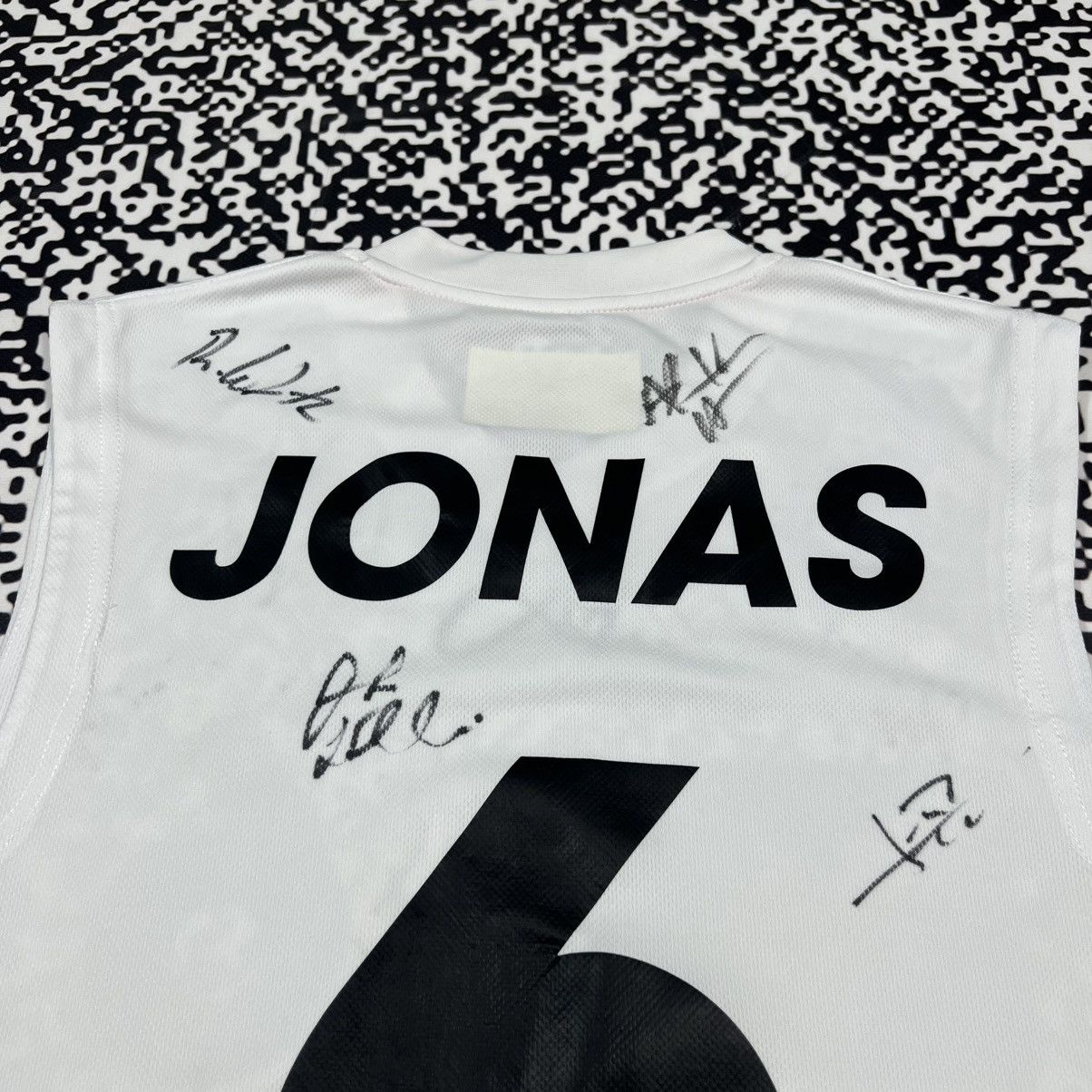 K1X Ratiopharm Ulm Jonas Signed Full Team Rare Basketball Jersey Size US S / EU 44-46 / 1 - 4 Thumbnail