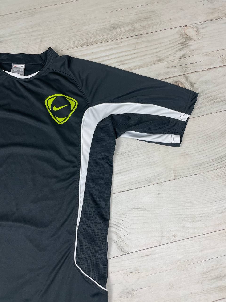 Nike Vintage Nike Tiempo Swoosh 00s Training T Shirt Y2K Size US M / EU 48-50 / 2 - 3 Thumbnail
