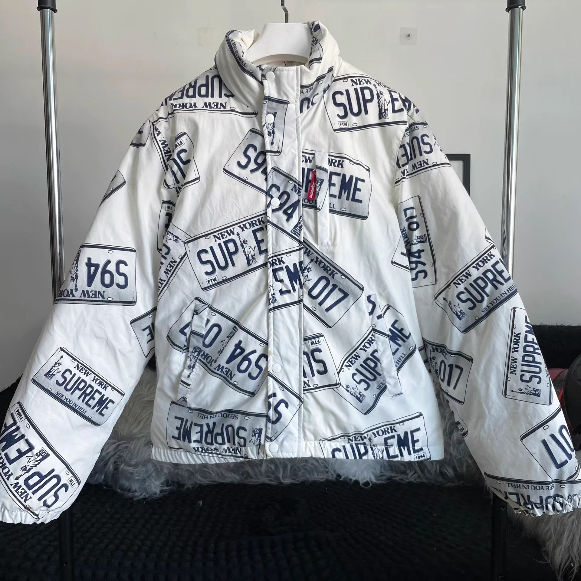 Supreme Supreme White License Plate Puffer Jacket Size M Size US M / EU 48-50 / 2 - 1 Thumbnail