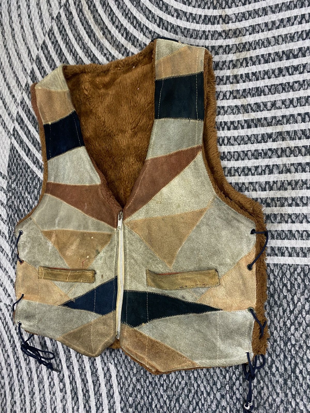 Japanese Brand Vintage Patchwork Suede Sherling Vest Size US S / EU 44-46 / 1 - 3 Thumbnail