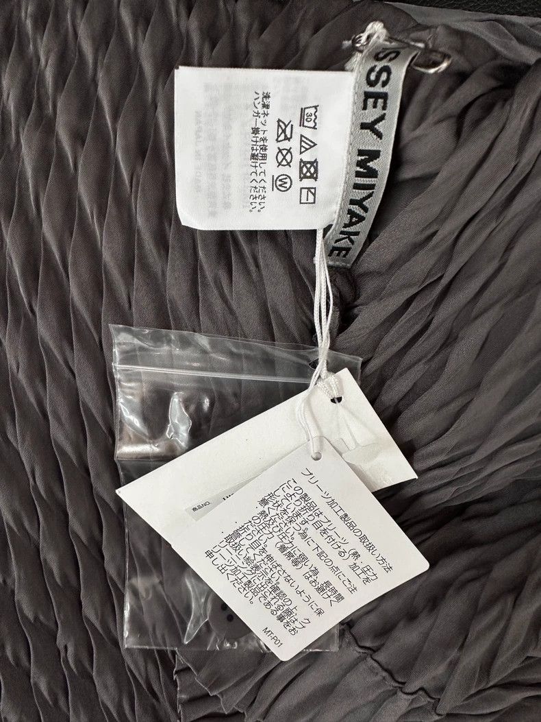 Issey Miyake Issey Miyake size:one size Grey main line large fish-scale Size XS / US 0-2 / IT 36-38 - 4 Thumbnail