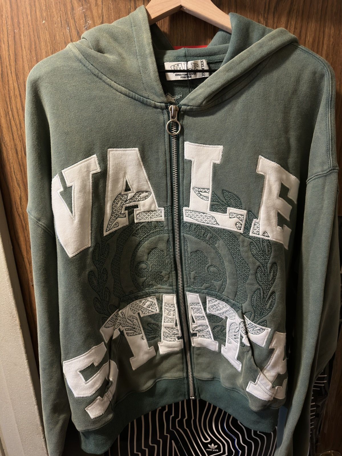 Image of Vale Forest Emblem Zip Up Hoodie Size Xxl in Green, Men's