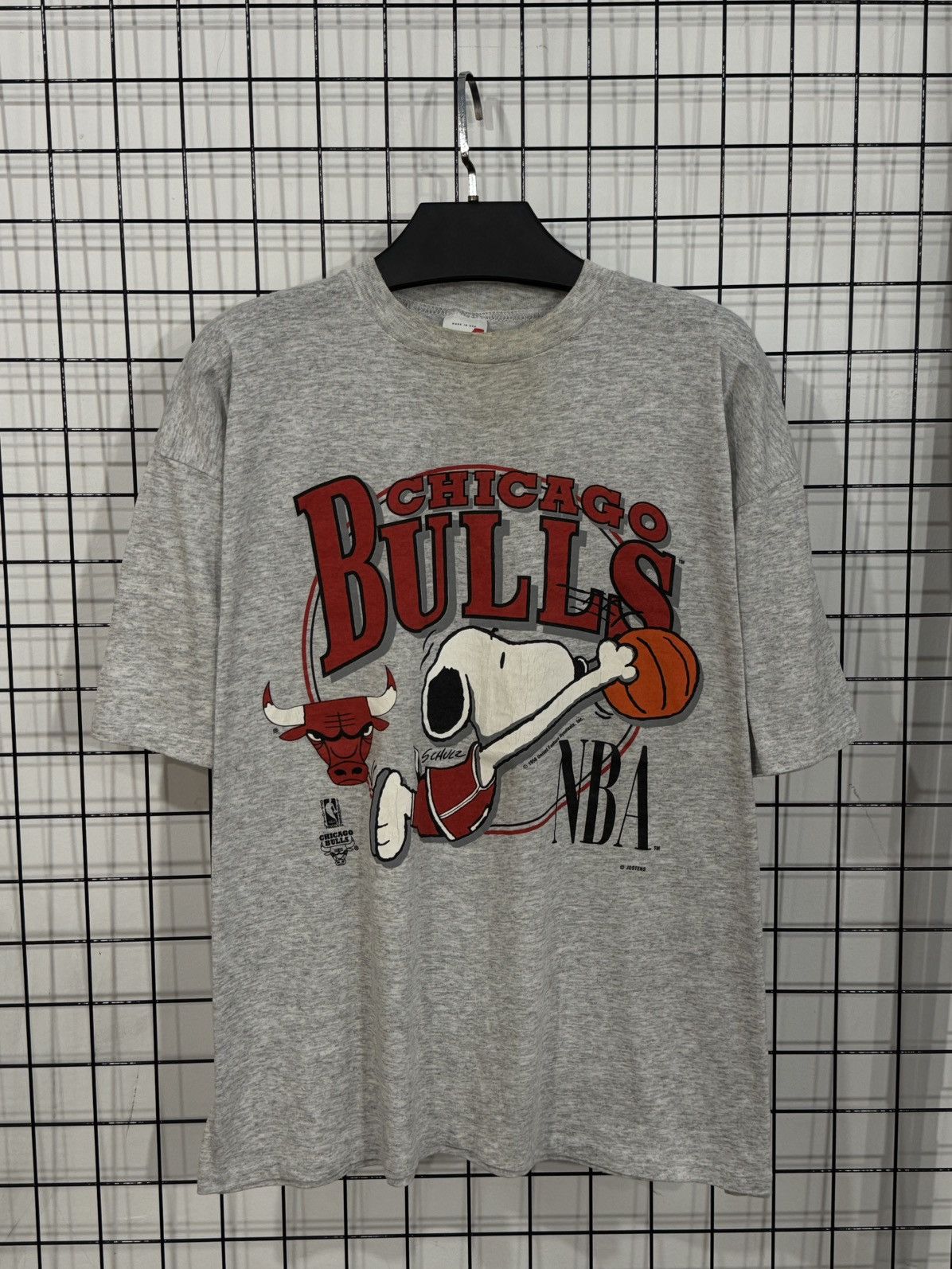 NBA vintage 90s t-shirt Chicago Bulls and the Peanuts Snoopy. Size US L / EU 52-54 / 3 - 1 Thumbnail
