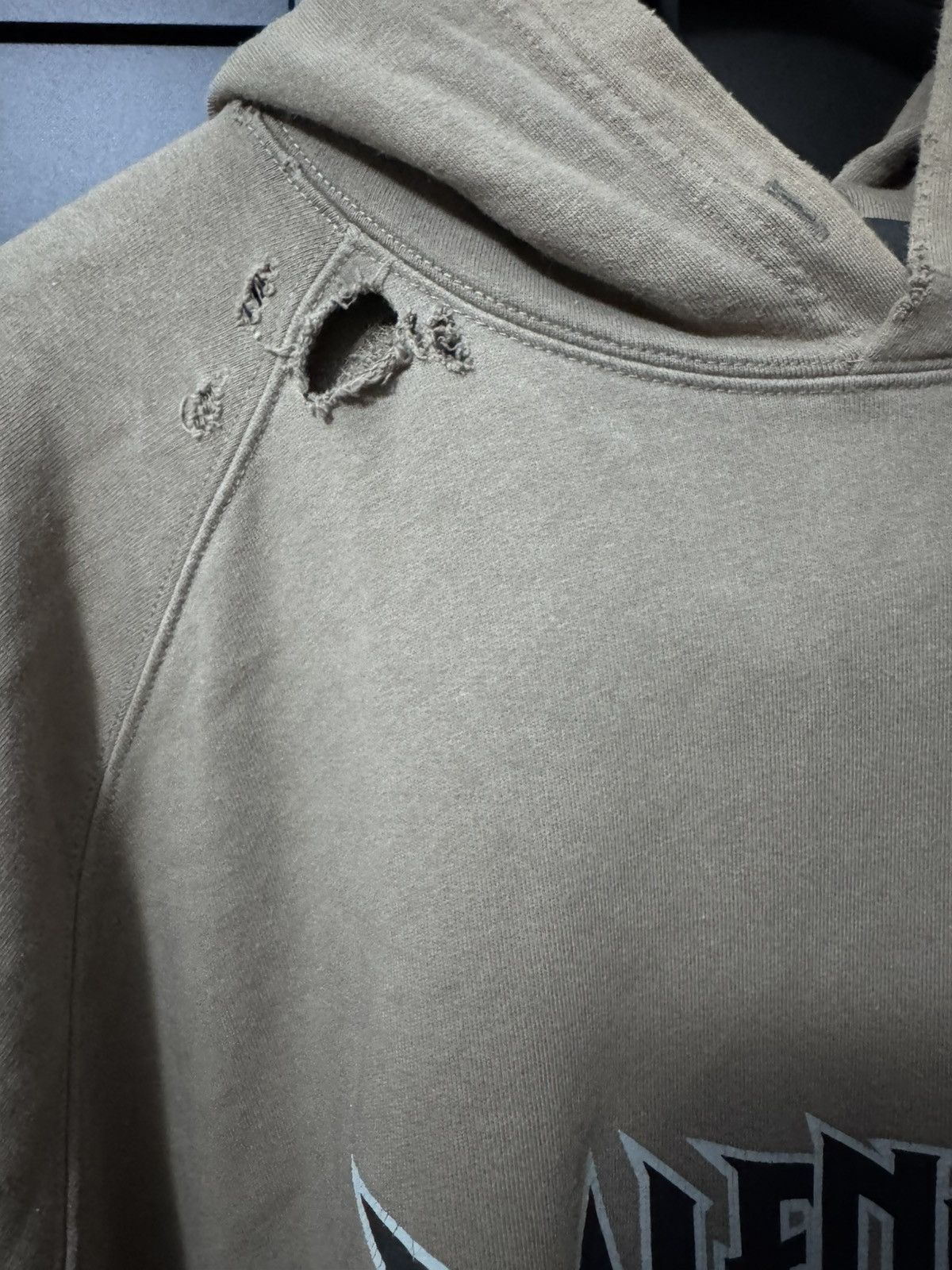 Balenciaga Balenciaga Metal Logo Hoodie Beige Size 3 🌊🌊BLUELLE🌊🌊 Size US L / EU 52-54 / 3 - 4 Thumbnail
