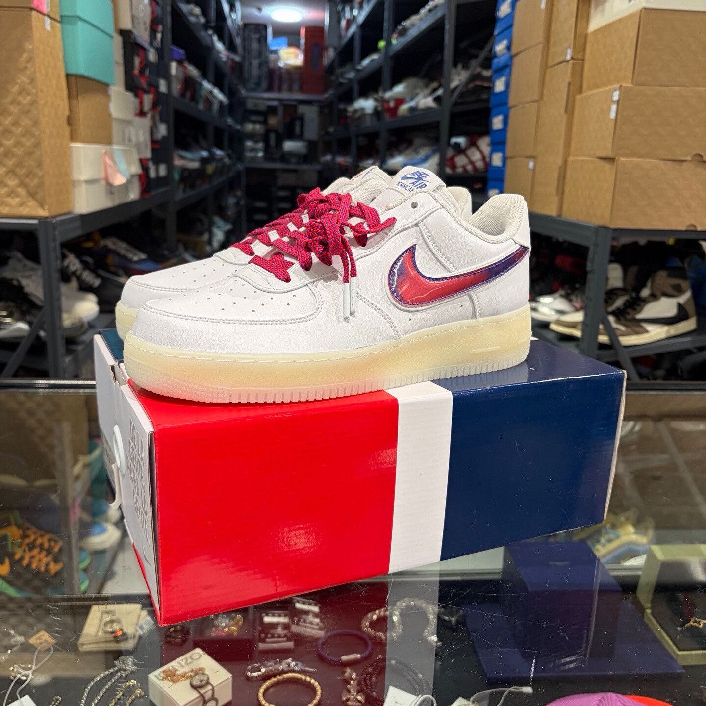 Nike Nike White Lowtop Sneakers 11 Men Size US 11 / EU 44 - 1 Thumbnail