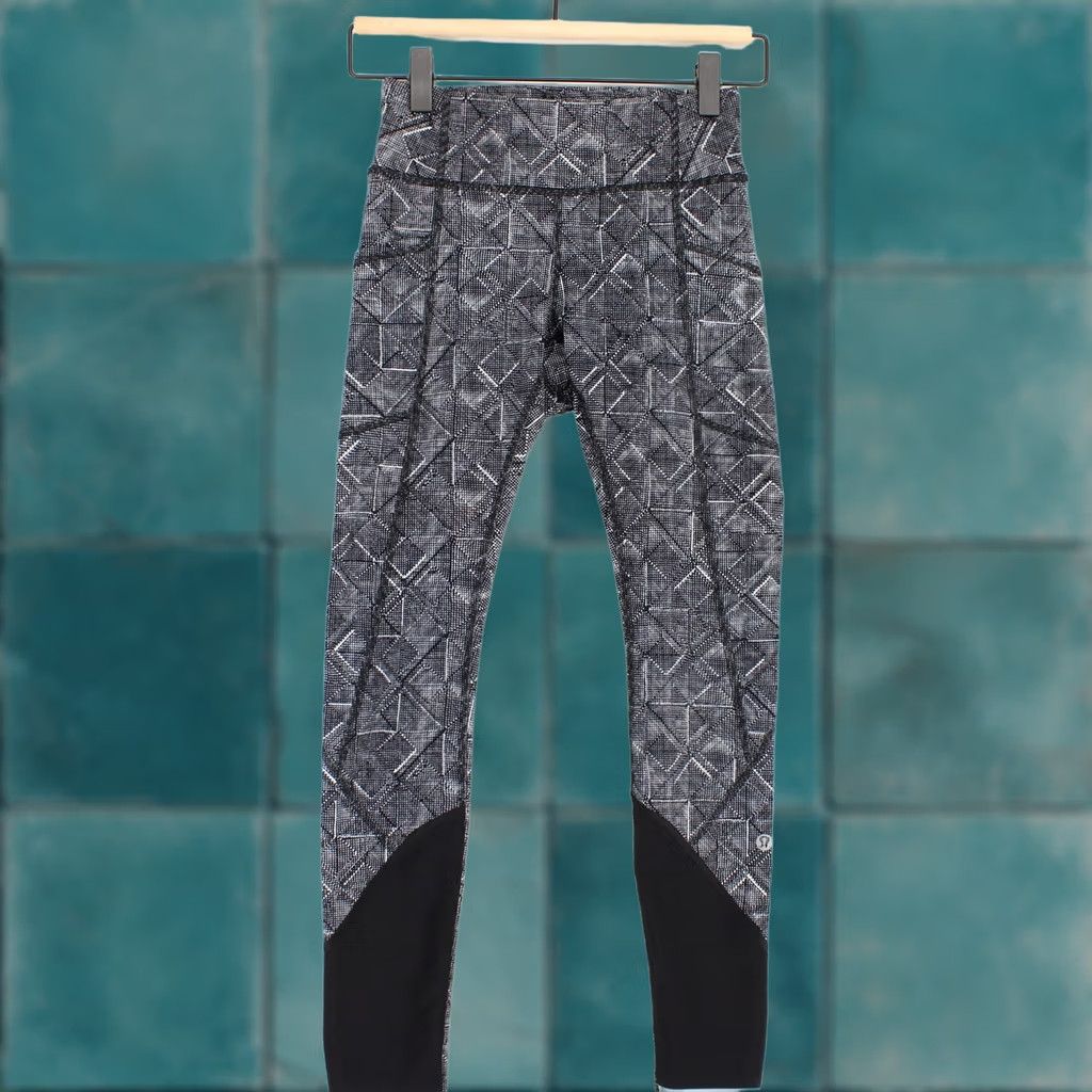 Lululemon Lululemon Tight Stuff Leggings Womens 2 Black White Geometric Print Side Pockets Running & Jogging Size 26" / US 2 / IT 38 - 1 Thumbnail