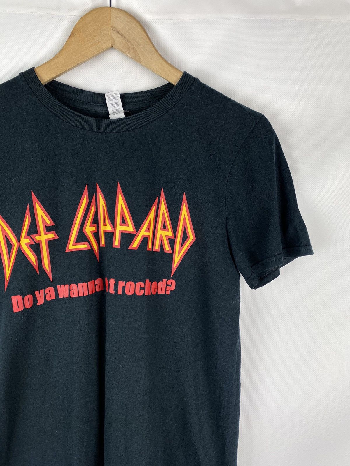 Band Tees Def Leppard vintage Do You Wanna Get Rocked Band T Shirt Size US S / EU 44-46 / 1 - 5 Thumbnail