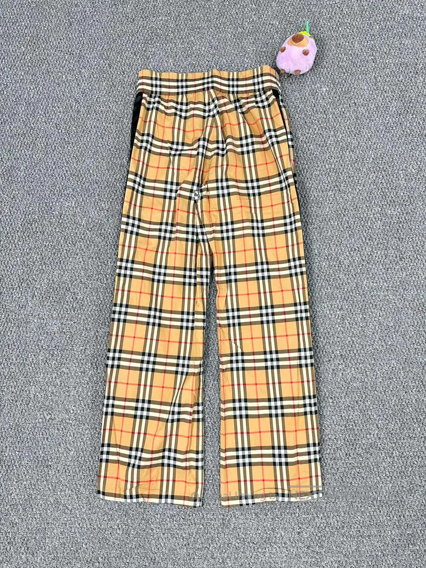 Burberry Burberry size UK6 Classic Khaki Plaid Black Edge Silk Pant Size US 27 - 2 Thumbnail
