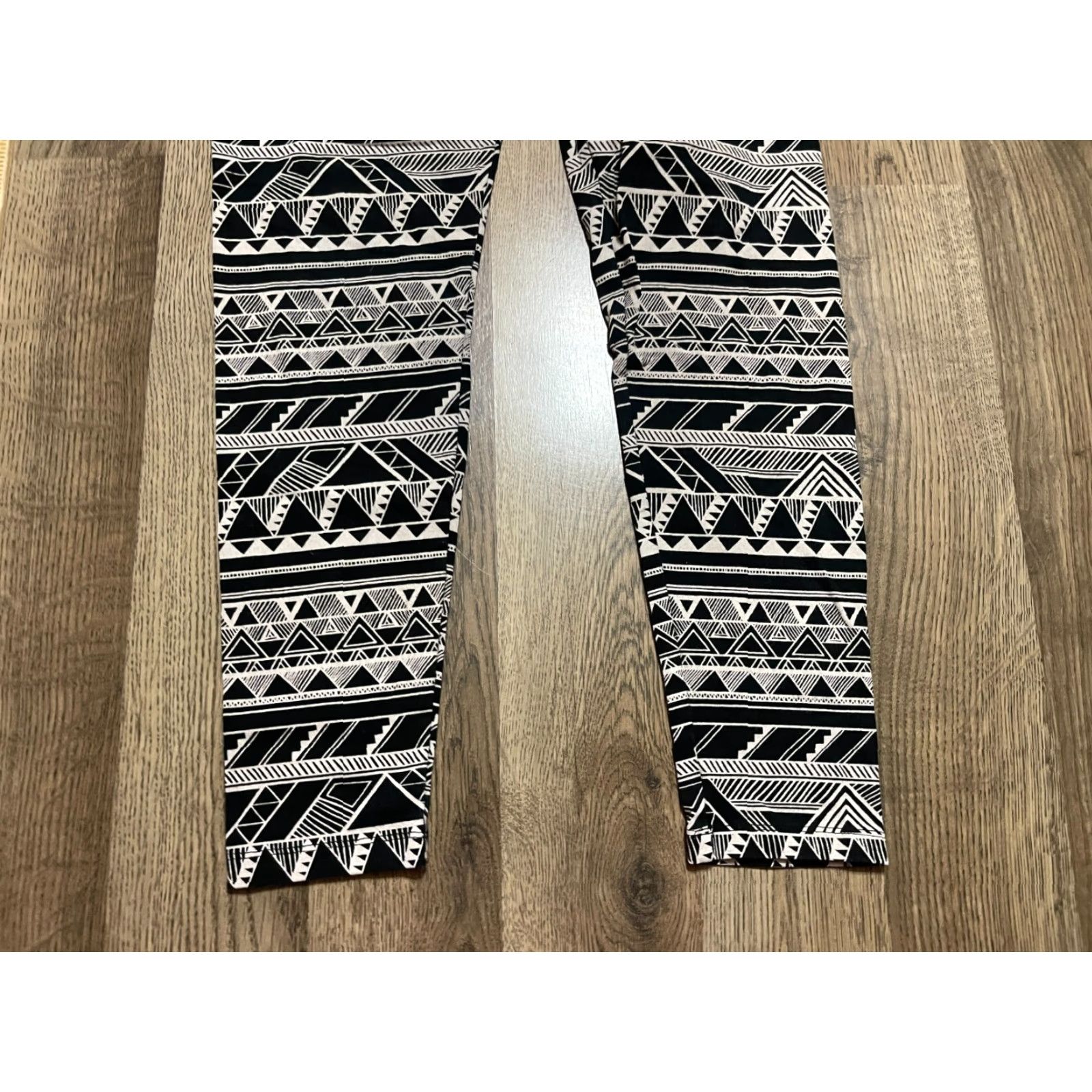 Victoria's Secret Victoria's Secret Pants Womens Small Black White Yoga Leggings Aztec Size 28" / US 6 / IT 42 - 3 Thumbnail