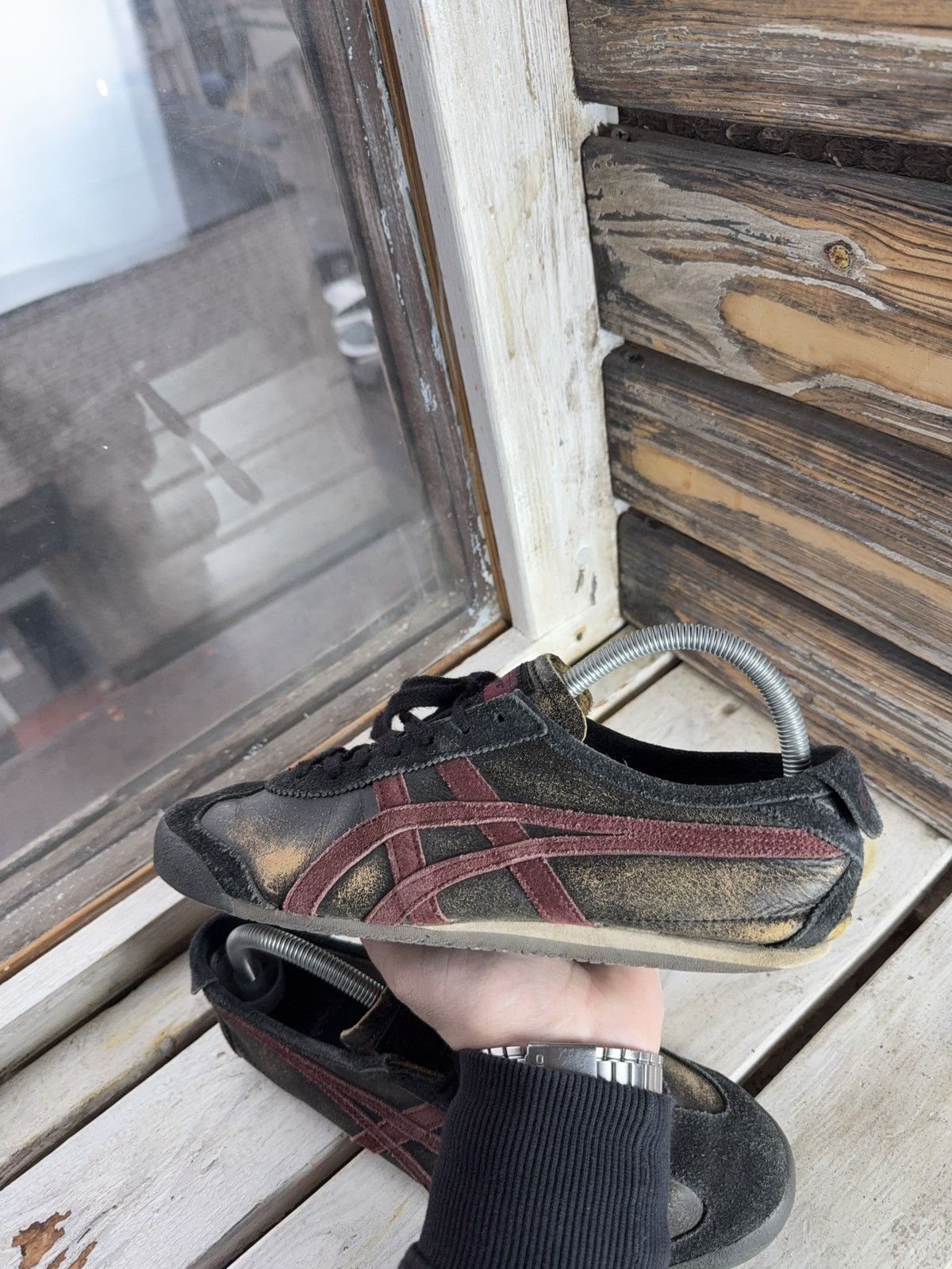 Onitsuka Tiger Onitsuka Tiger Distressed Low-Top Sneakers Black Red US 8 Size US 8 / EU 41 - 12 Thumbnail