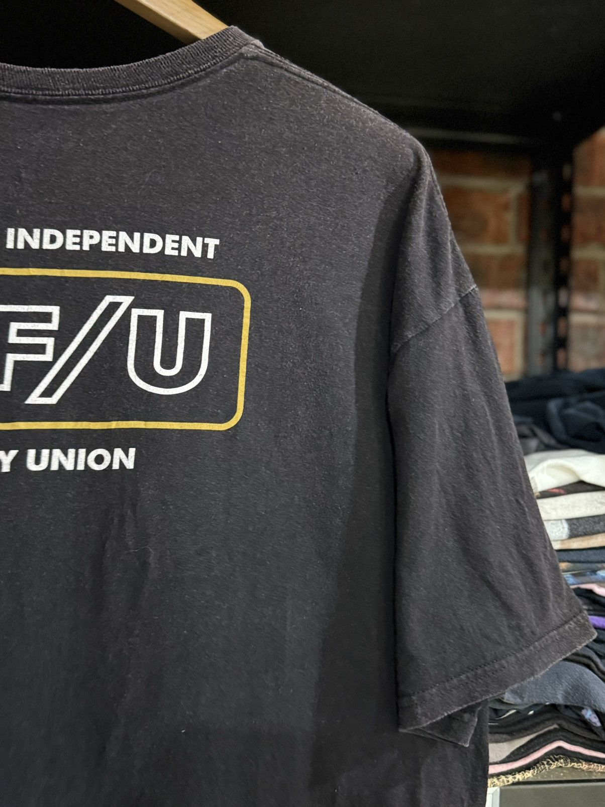 Independent Truck Co. thrashed Vintage Y2K Brixton Independent Friendly Union Tee Size US XL / EU 56 / 4 - 4 Thumbnail