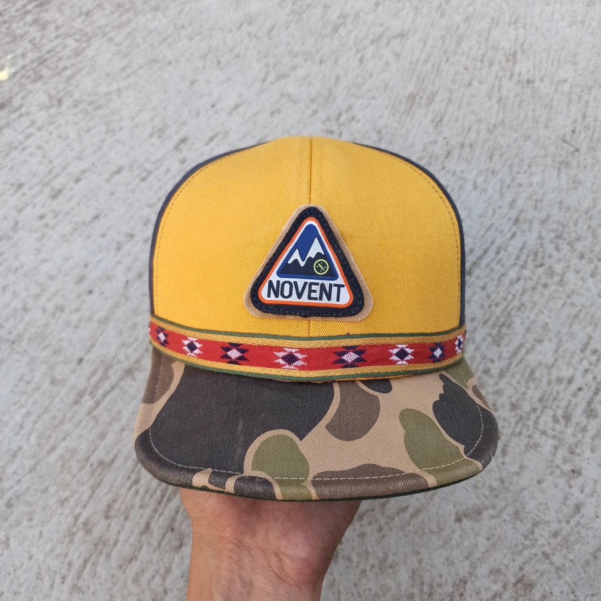 Camp hat Novent flexible and short brim