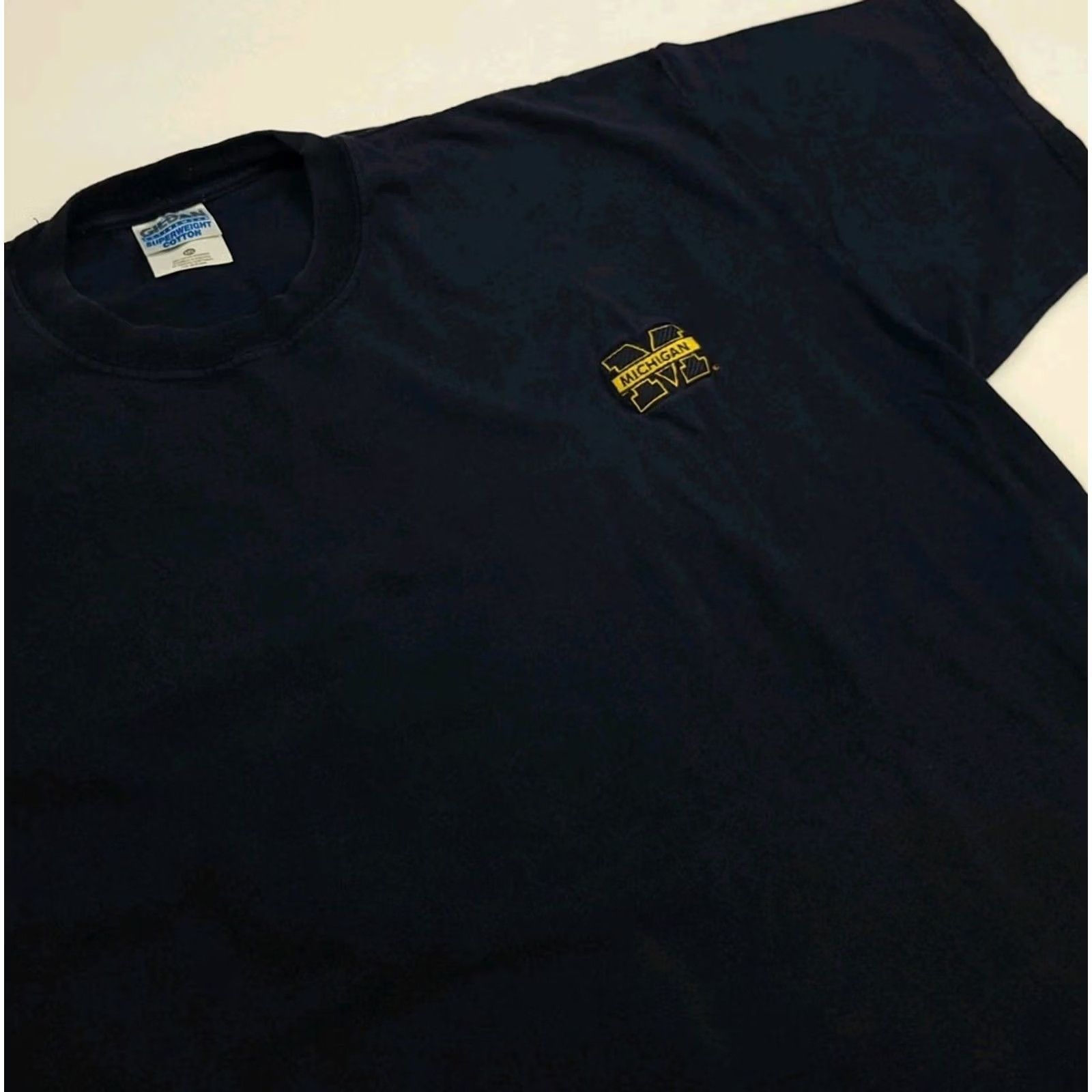 Gildan VINTAGE University Michigan Wolverines T Shirt XXL Y2k Logo Heavyweight Thick M Size US XXL / EU 58 / 5 - 2 Thumbnail