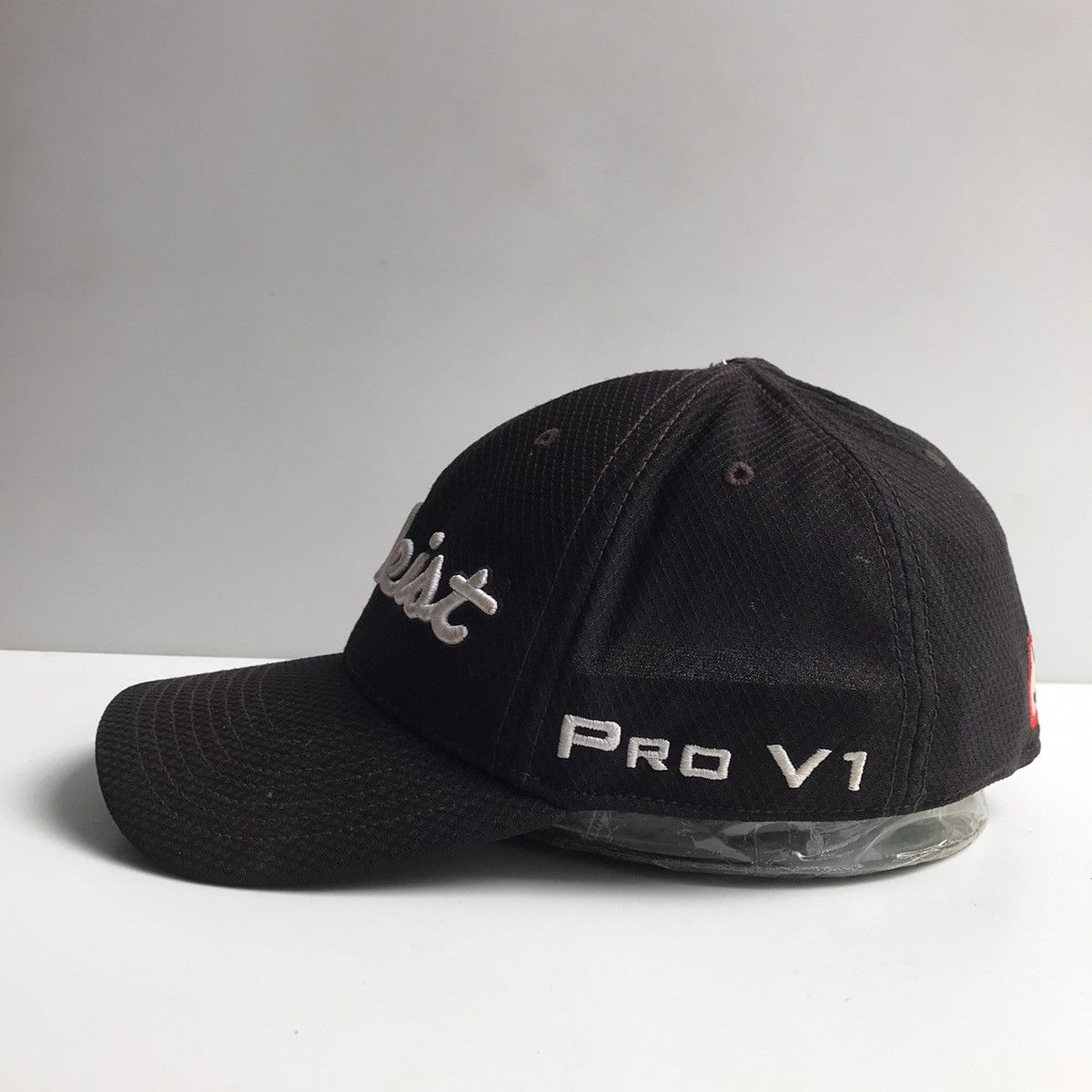 Titleist Titleist Golf Black Cap Pro V1 Velcro back adjusted Size ONE SIZE - 4 Thumbnail