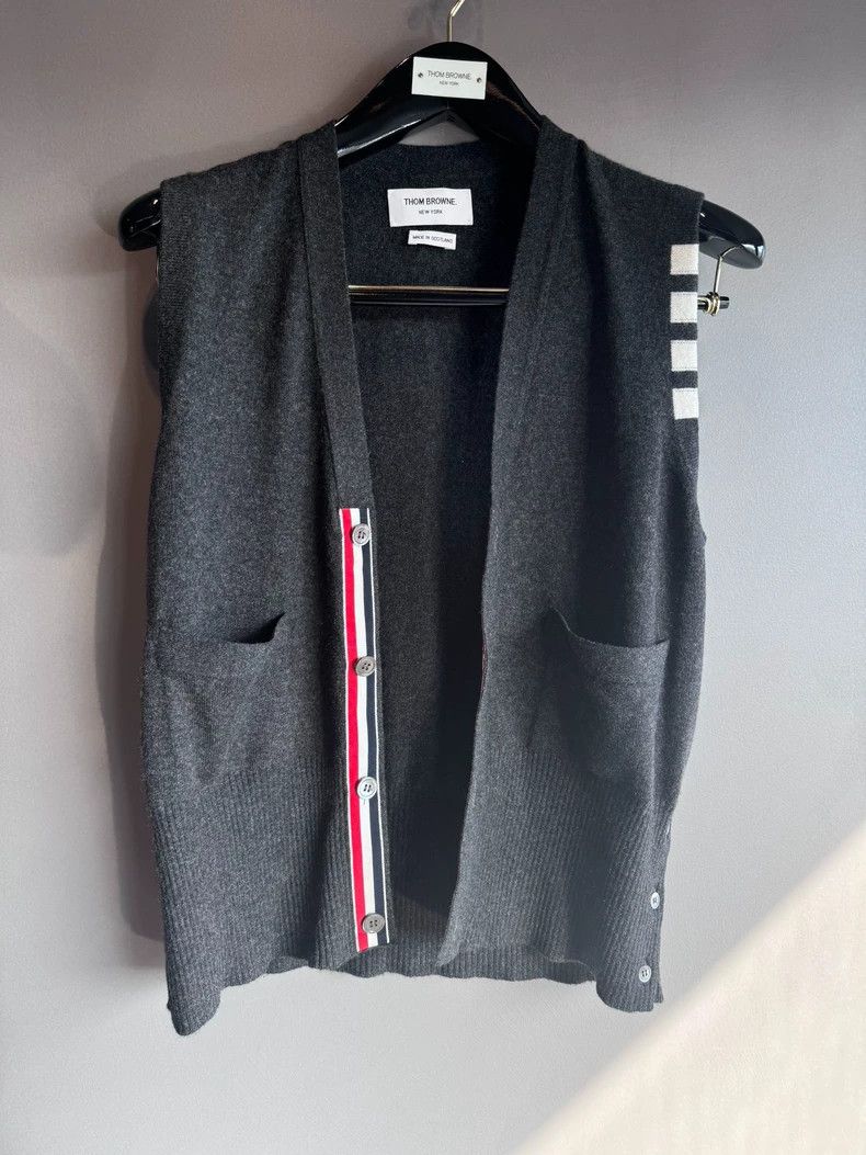 Thom Browne Thom Browne Classic cashmere vest 2503-Nextarrow Size US L / EU 52-54 / 3 - 1 Thumbnail