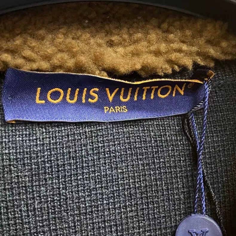 Louis Vuitton Louis Vuitton size 4l Black lapel logo zip-up jacket Size US M / EU 48-50 / 2 - 3 Thumbnail