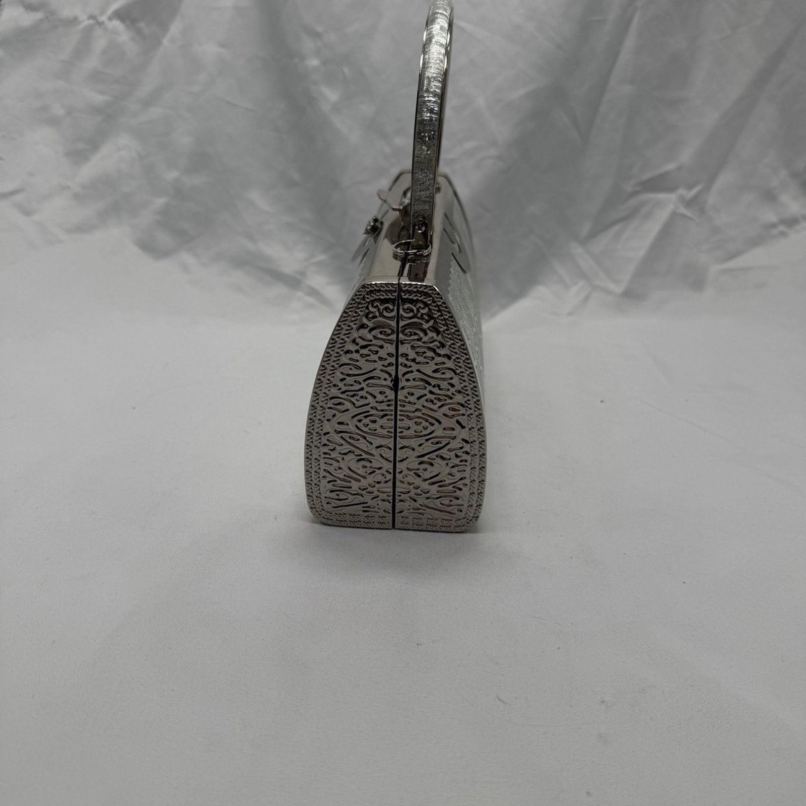 NBDN Nobrandedon Silver clam case hand bag Size ONE SIZE - 3 Thumbnail