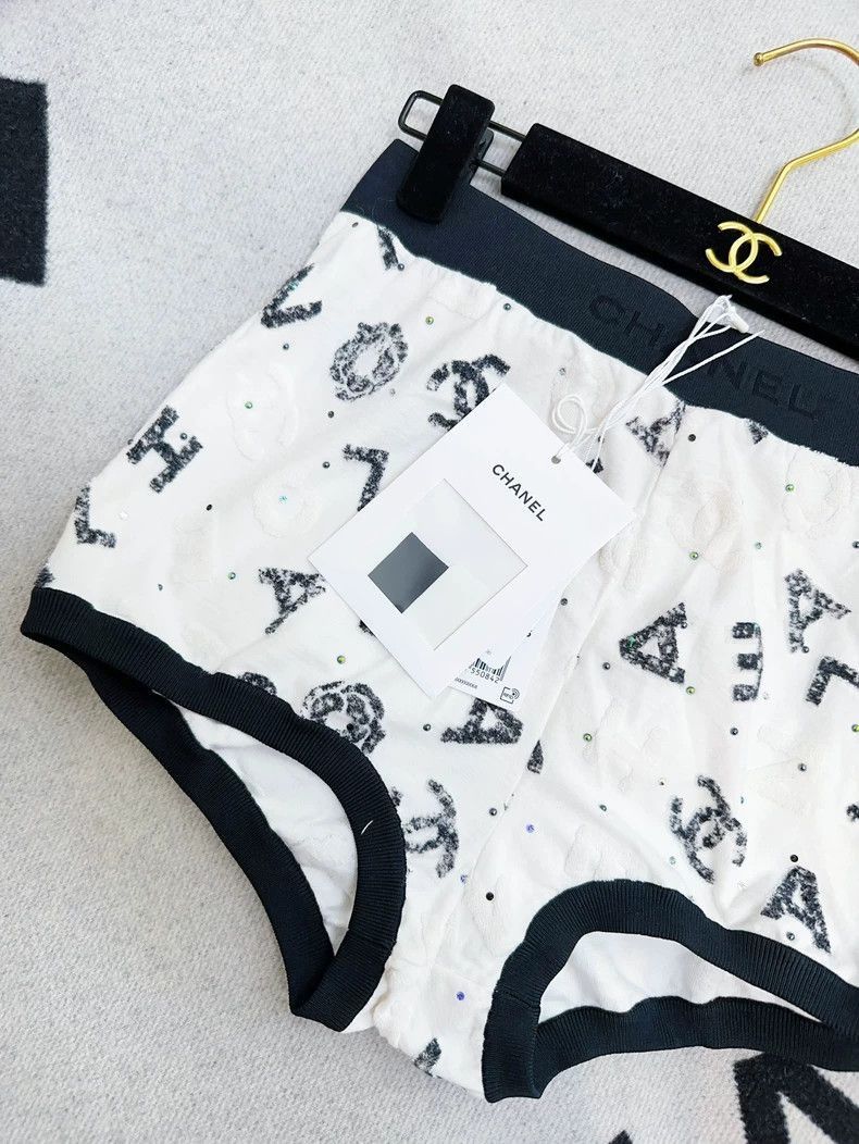 Chanel Chanel 22s Logo Sequin White Shorts Size 24" / US 00 / IT 34 - 3 Thumbnail