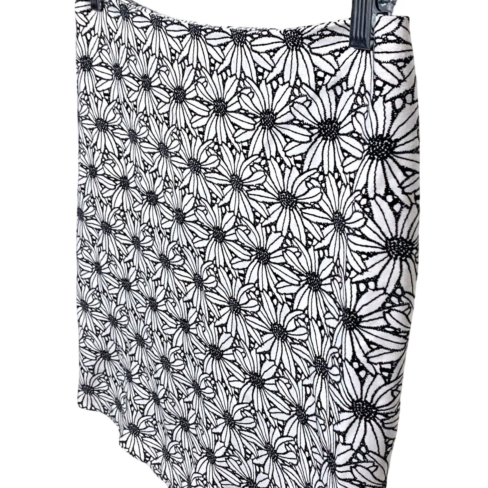 J.McLaughlin J. McLaughlin Floral Skirt White 4 Knee Length Women Regular Zip Stretch Monochrome Quiet Luxury Career Classic Size 27" / US 4 / IT 40 - 2 Thumbnail