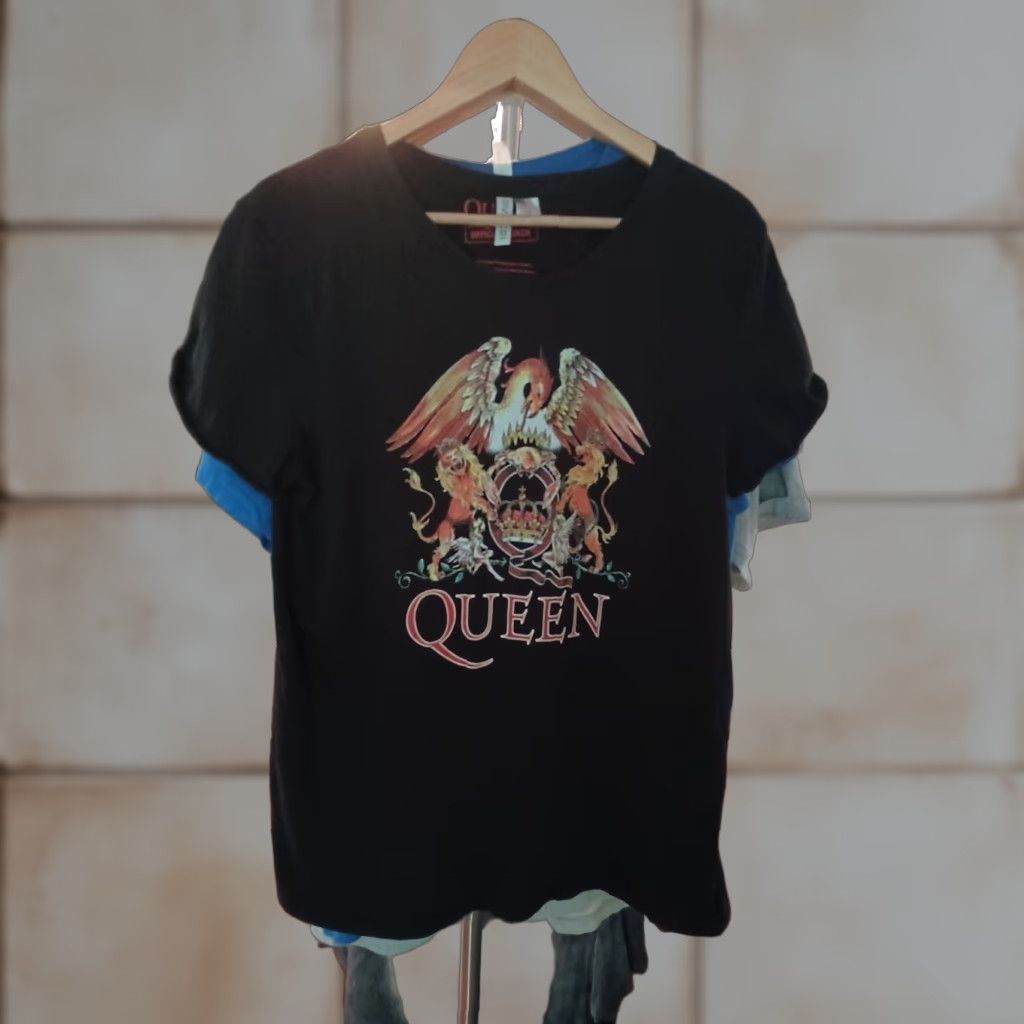 Vintage queen Ladies T-shirt Size L Official Licensed Rock Band Tour Tee Size L / US 10 / IT 46 - 1 Thumbnail