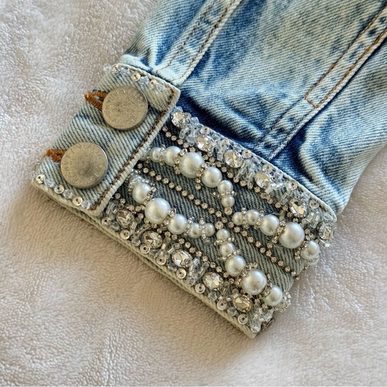 Alice + Olivia NWOT! Alice + Olivia Nelson Embellished Denim Jacket Size XS Size XS / US 0-2 / IT 36-38 - 11 Thumbnail