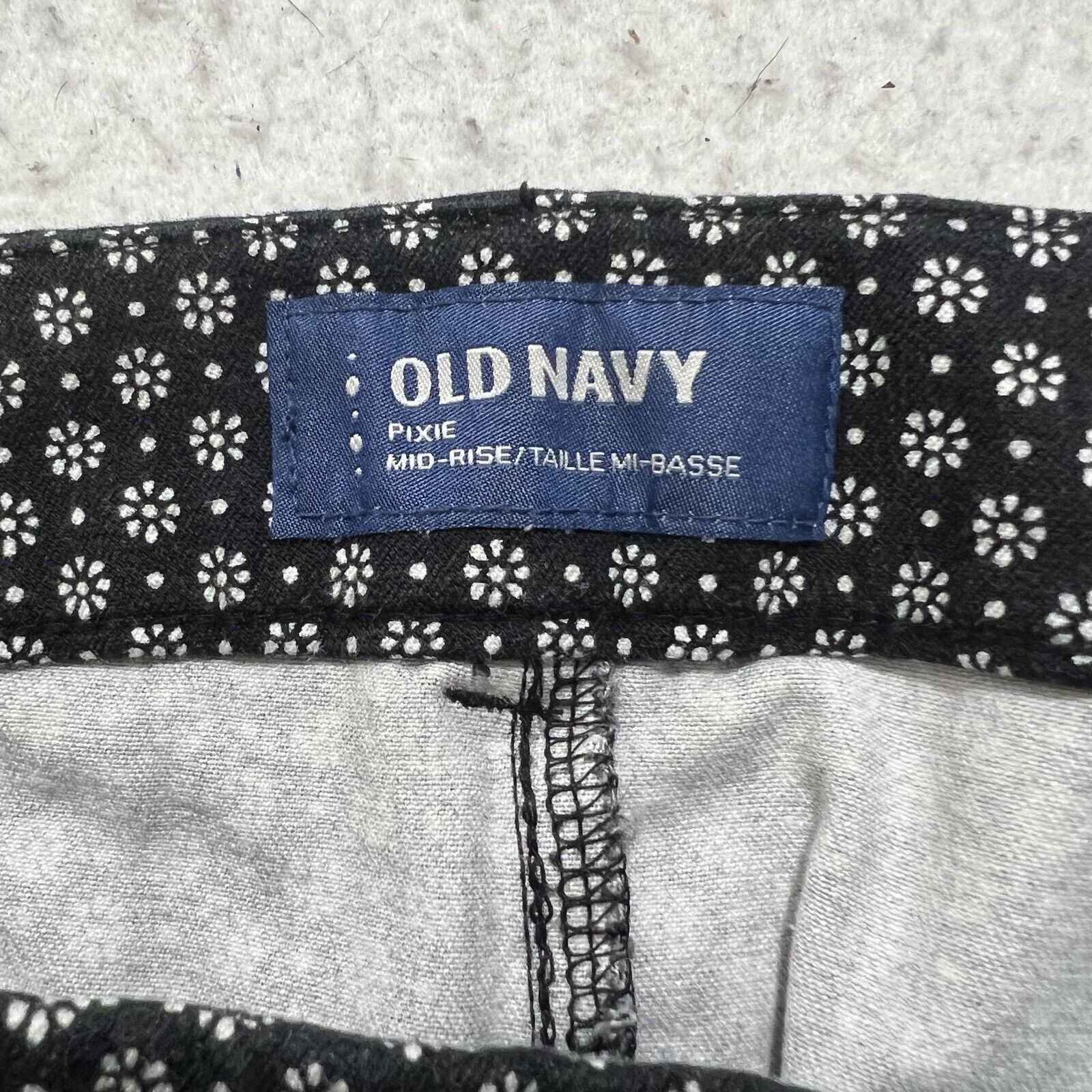 Old Navy Old Navy Pixie 12 Straight Leg Capri Black Floral Pants Size 34" / US 12 / IT 48 - 4 Thumbnail