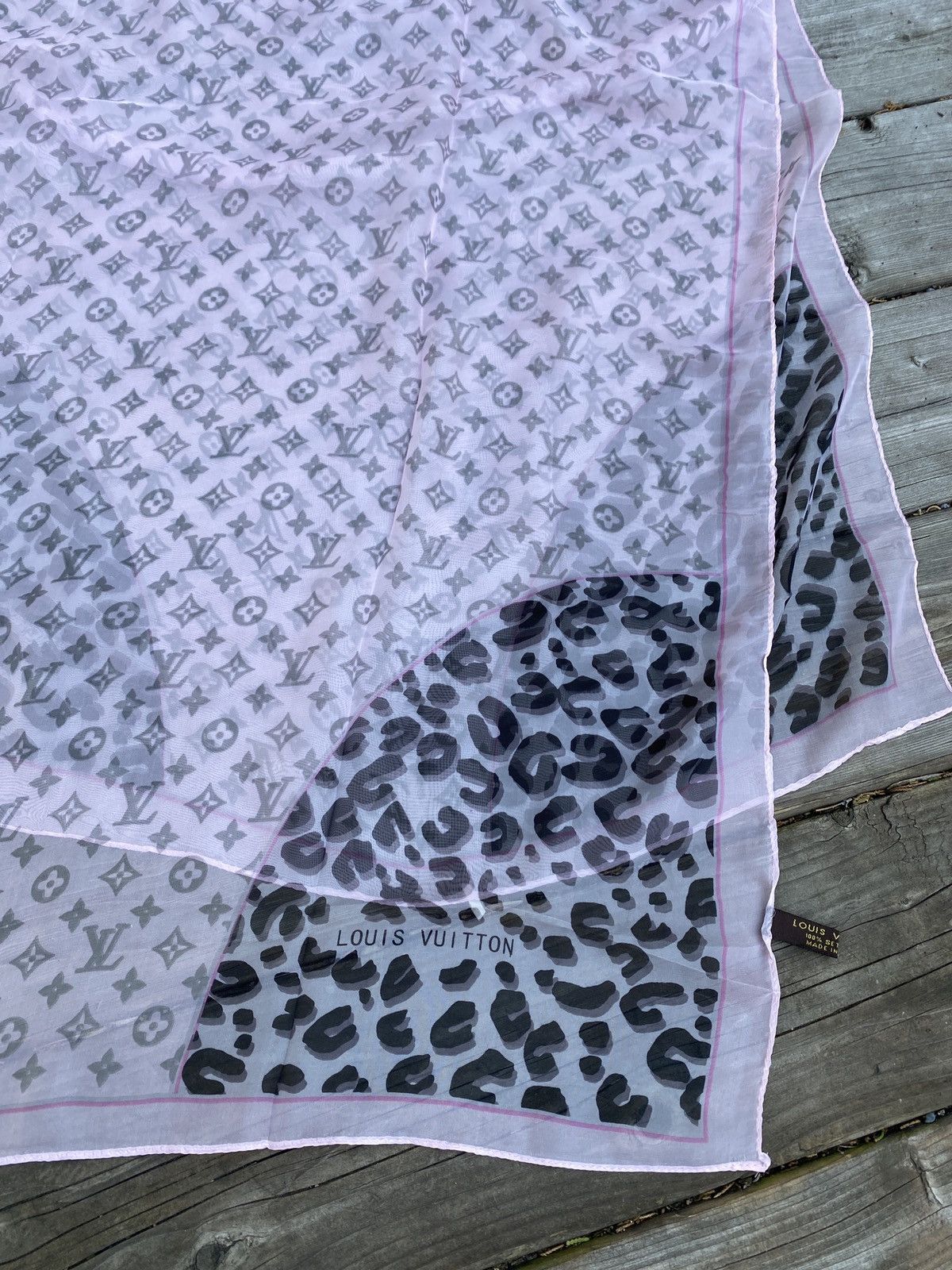 Louis Vuitton Pink 100% Silk Louis Vuitton Monogram Scarf Size ONE SIZE - 18 Thumbnail